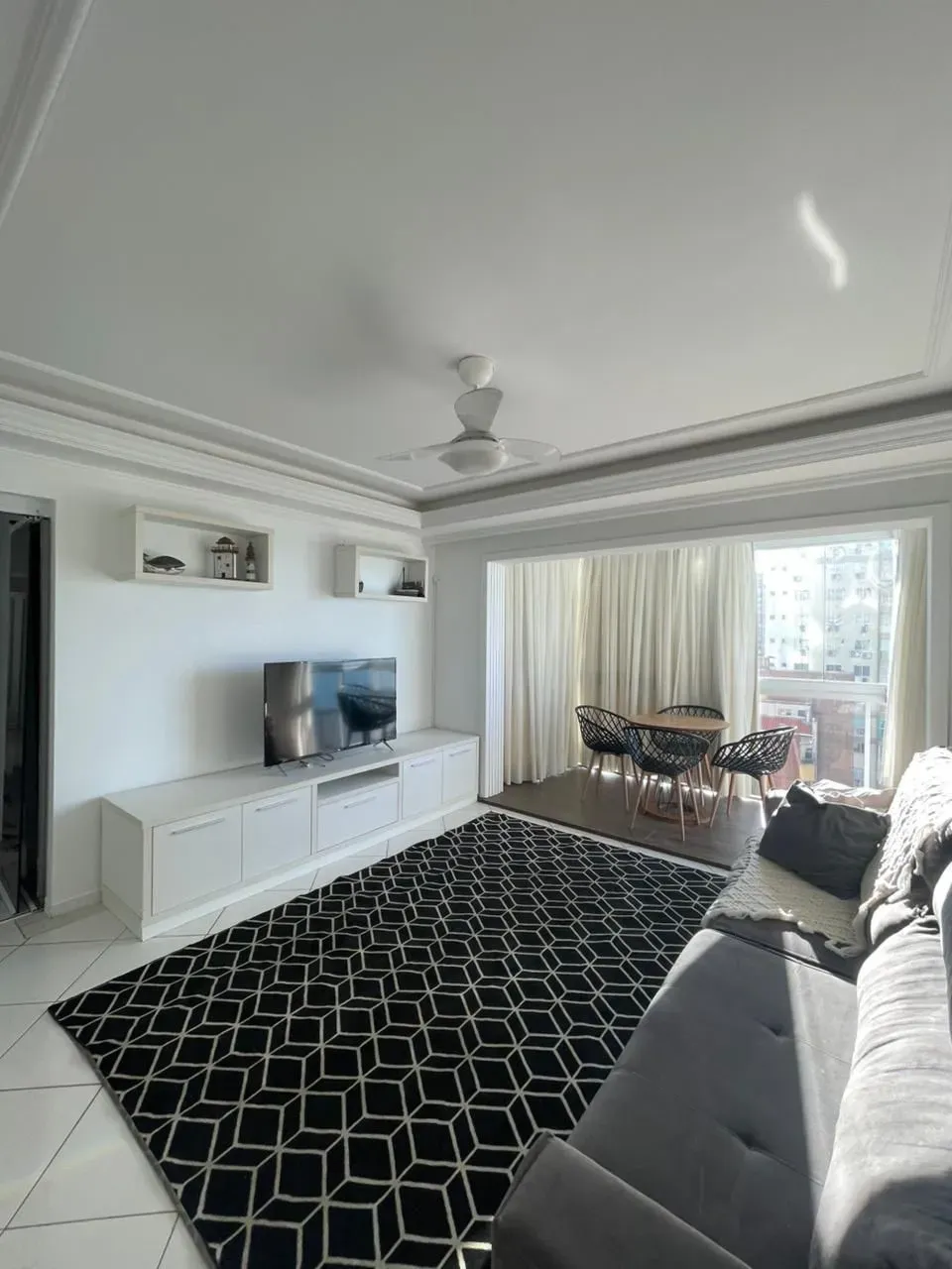 Apartamento com 1 dormitório sendo 2 suítes e 1 vaga de garagem em Balneário Camboriú/SC