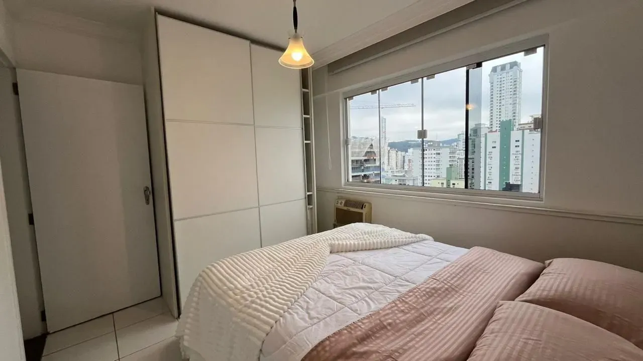 Apartamento com 1 dormitório sendo 2 suítes e 1 vaga de garagem em Balneário Camboriú/SC
