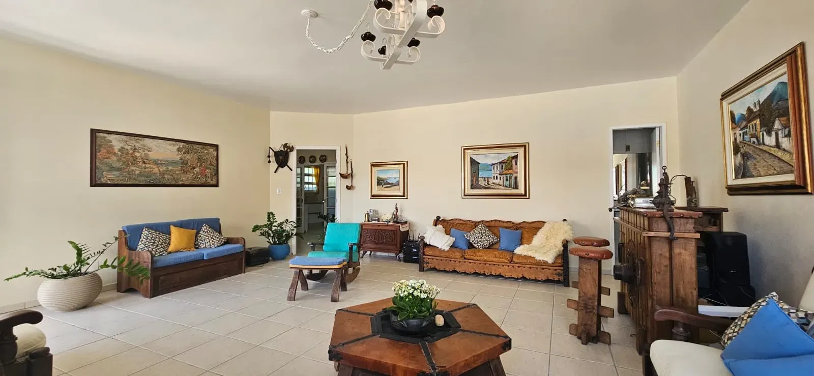 Casa com 7 dormitórios sendo 2 suítes e 2 vagas de garagem em Florianópolis/SC