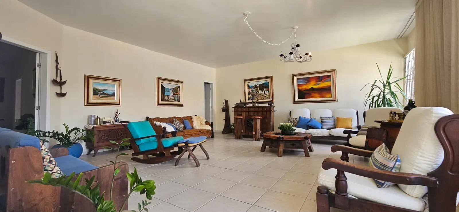 Casa com 7 dormitórios sendo 2 suítes e 2 vagas de garagem em Florianópolis/SC