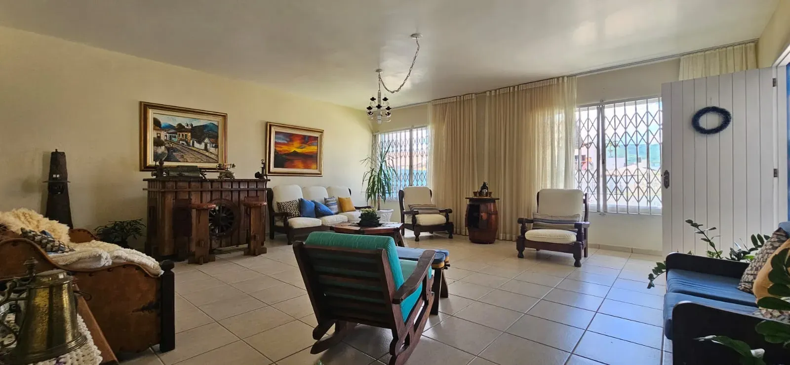 Casa com 7 dormitórios sendo 2 suítes e 2 vagas de garagem em Florianópolis/SC