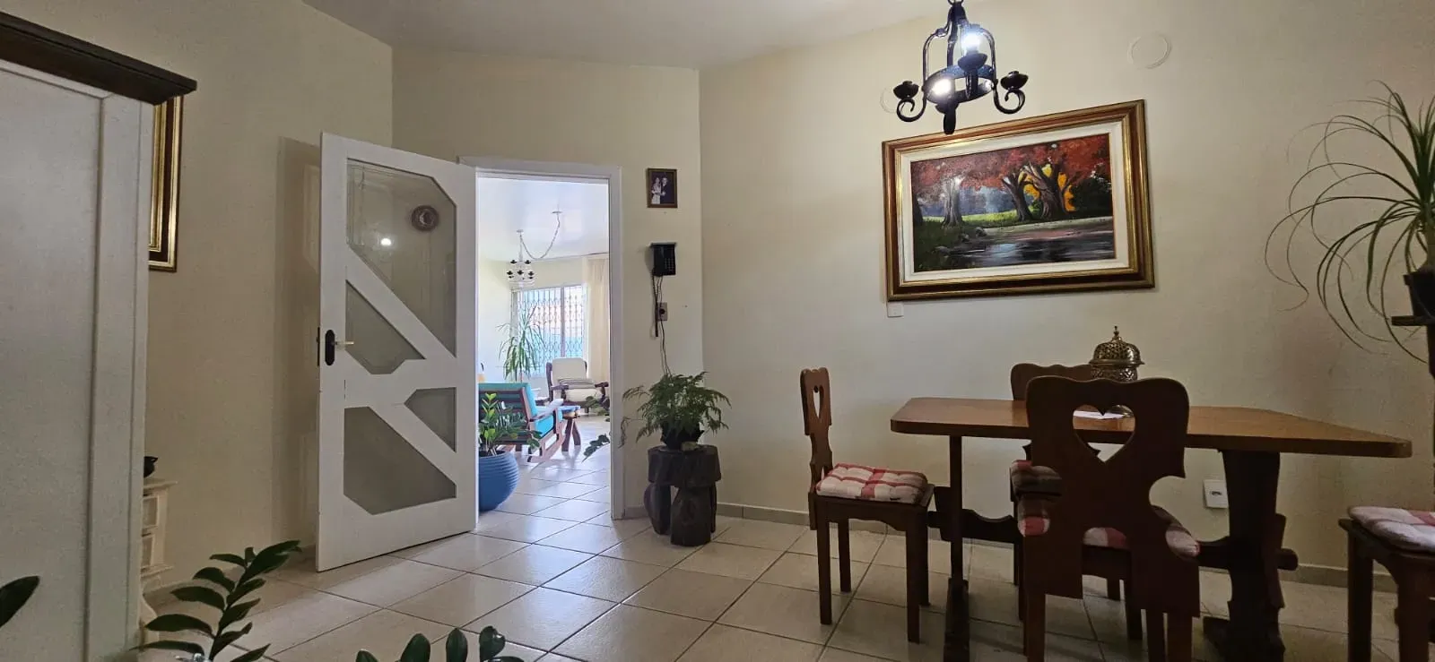 Casa com 7 dormitórios sendo 2 suítes e 2 vagas de garagem em Florianópolis/SC