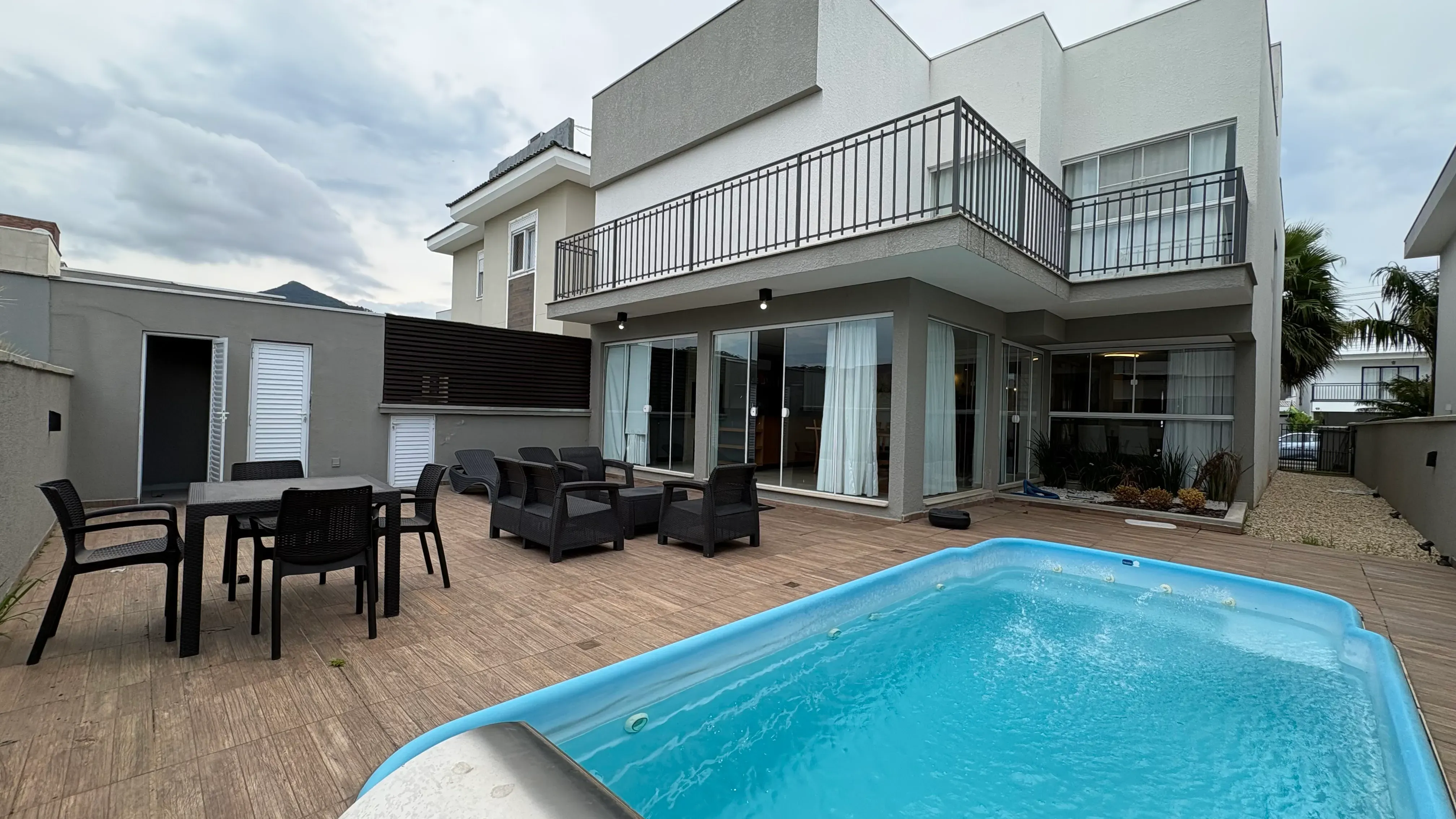 Casa com 4 dormitórios sendo 3 suítes e 4 vagas de garagem em Camboriú/SC