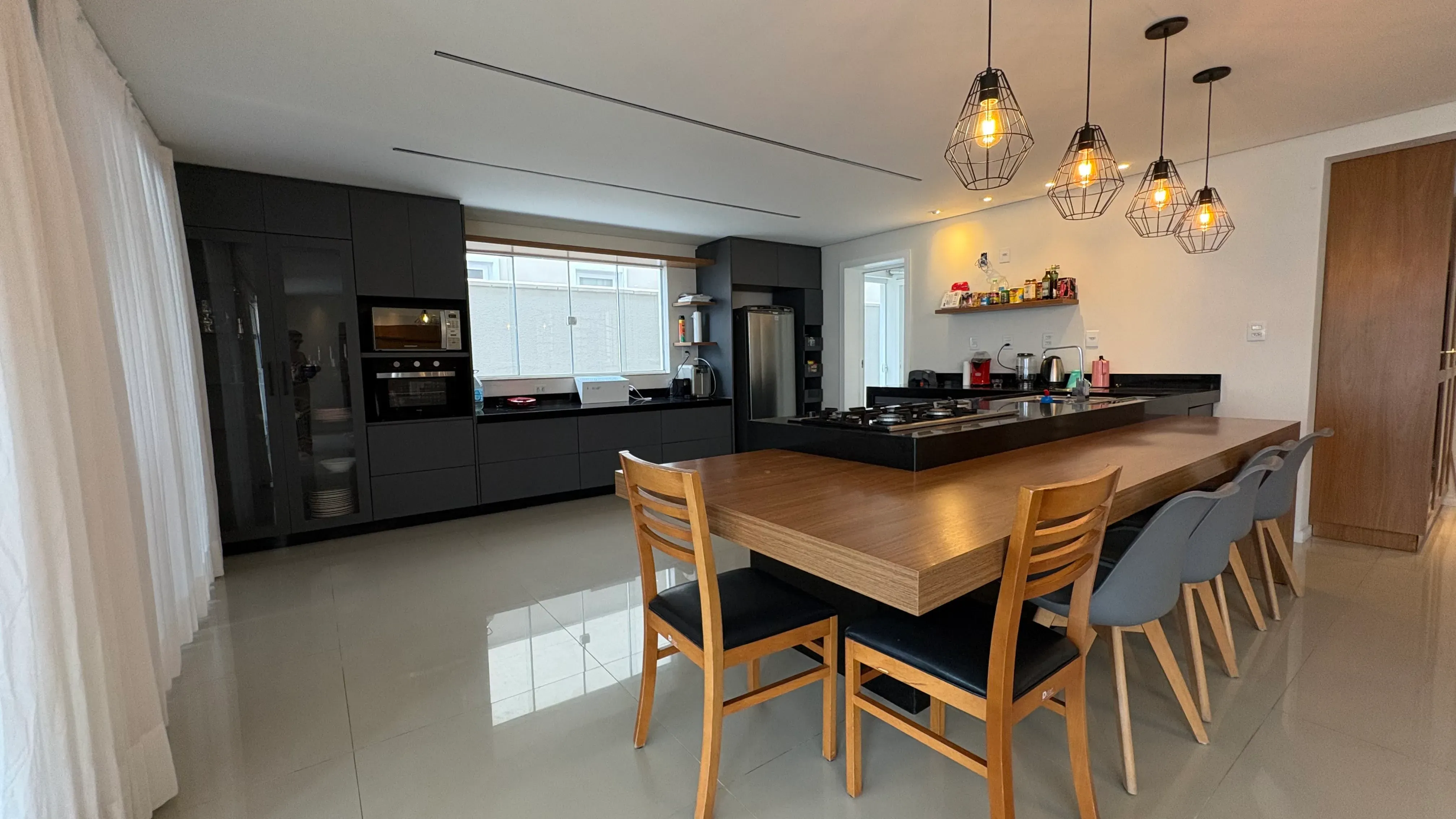 Casa com 4 dormitórios sendo 3 suítes e 4 vagas de garagem em Camboriú/SC