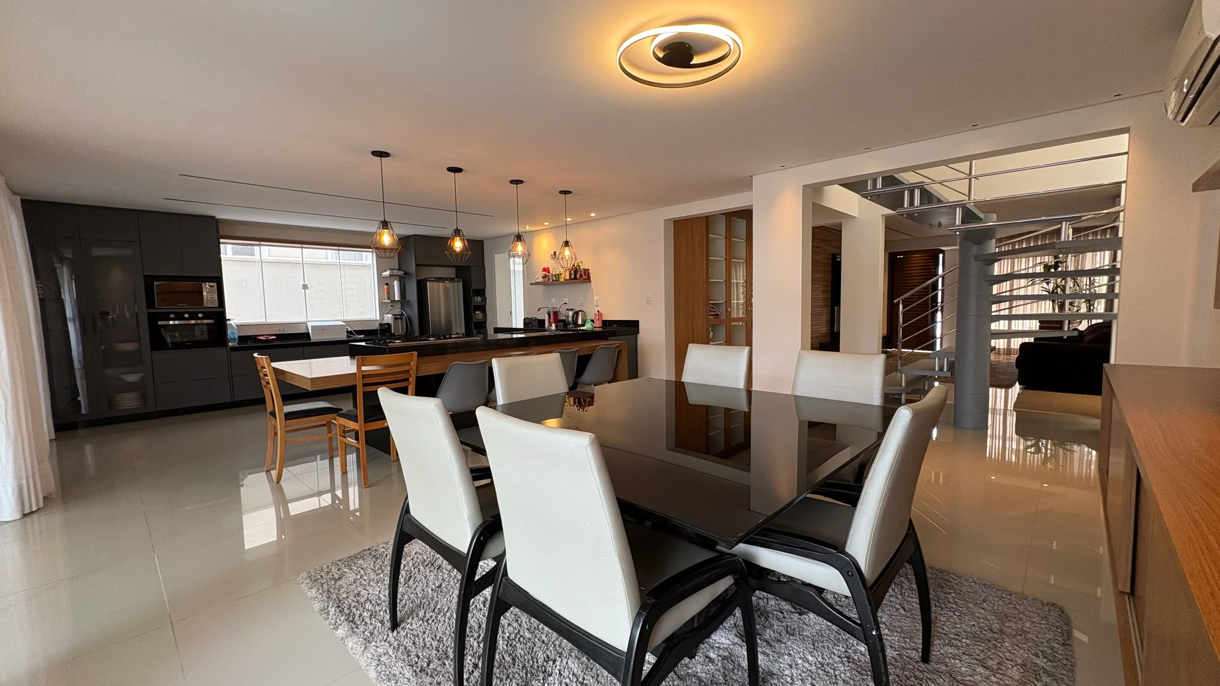 Casa com 4 dormitórios sendo 3 suítes e 4 vagas de garagem em Camboriú/SC