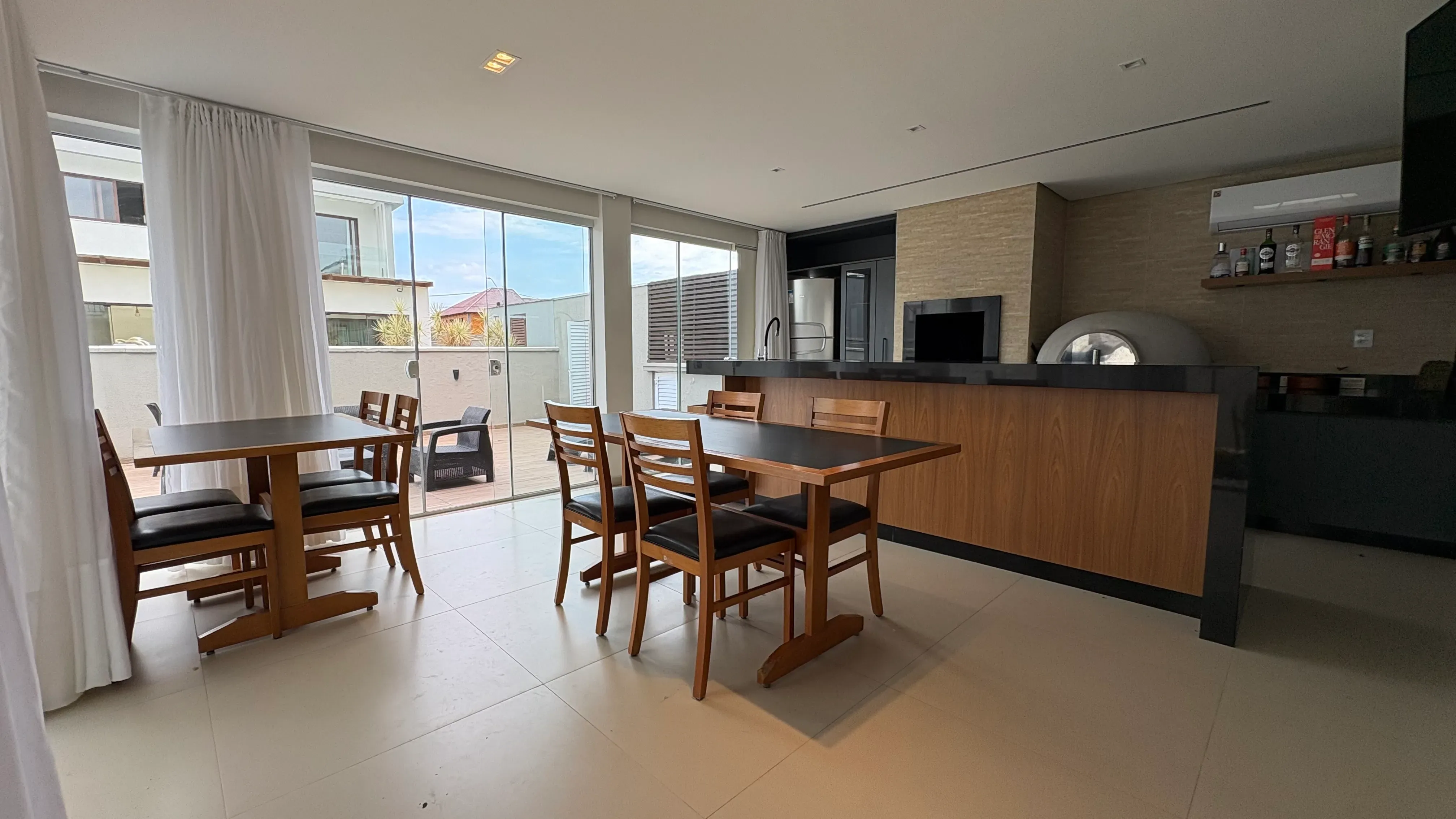 Casa com 4 dormitórios sendo 3 suítes e 4 vagas de garagem em Camboriú/SC