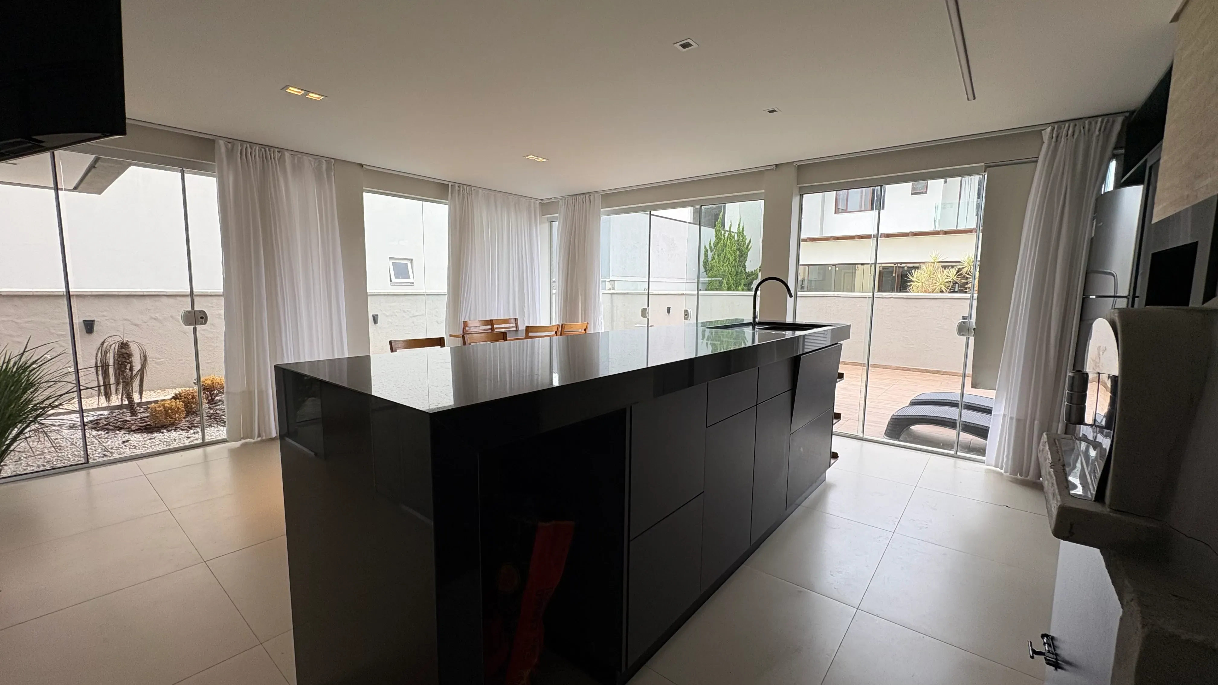 Casa com 4 dormitórios sendo 3 suítes e 4 vagas de garagem em Camboriú/SC