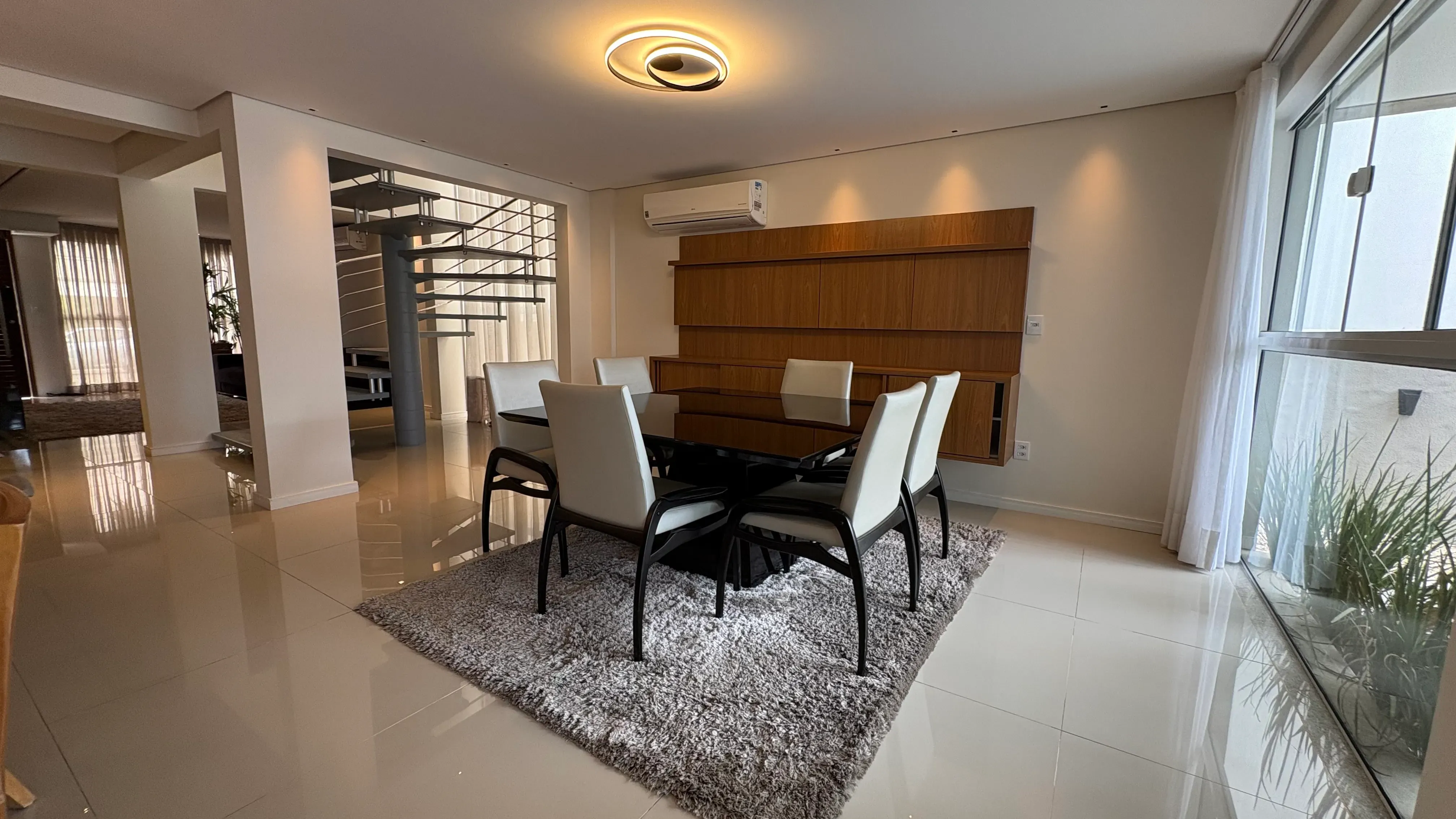 Casa com 4 dormitórios sendo 3 suítes e 4 vagas de garagem em Camboriú/SC