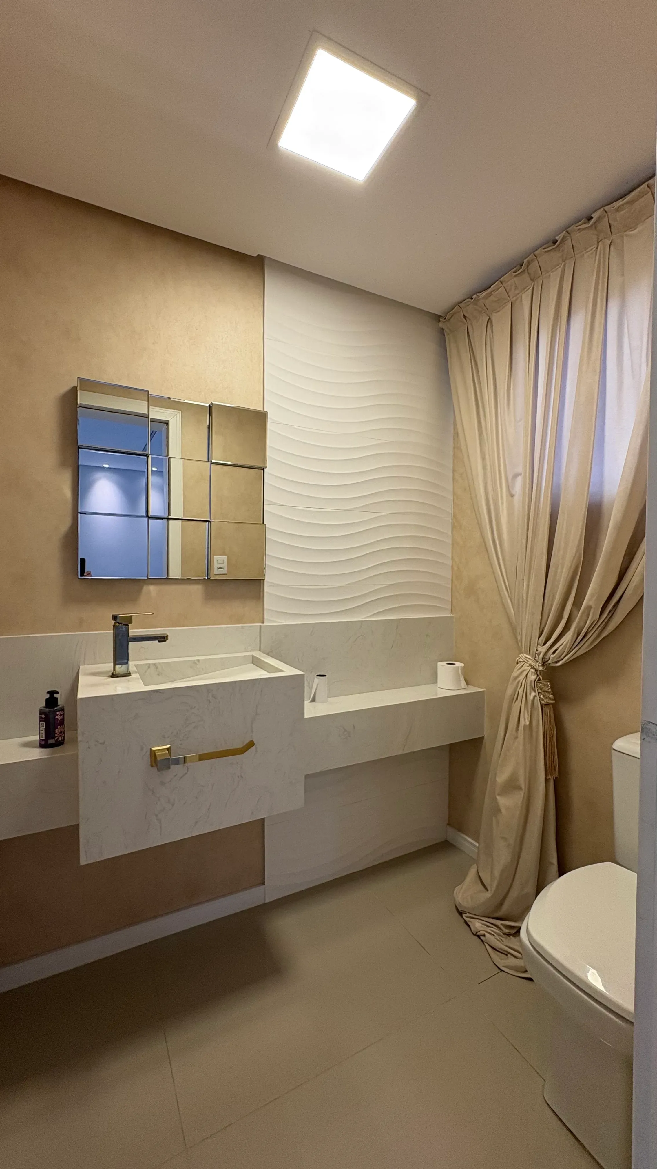 Casa com 4 dormitórios sendo 3 suítes e 4 vagas de garagem em Camboriú/SC