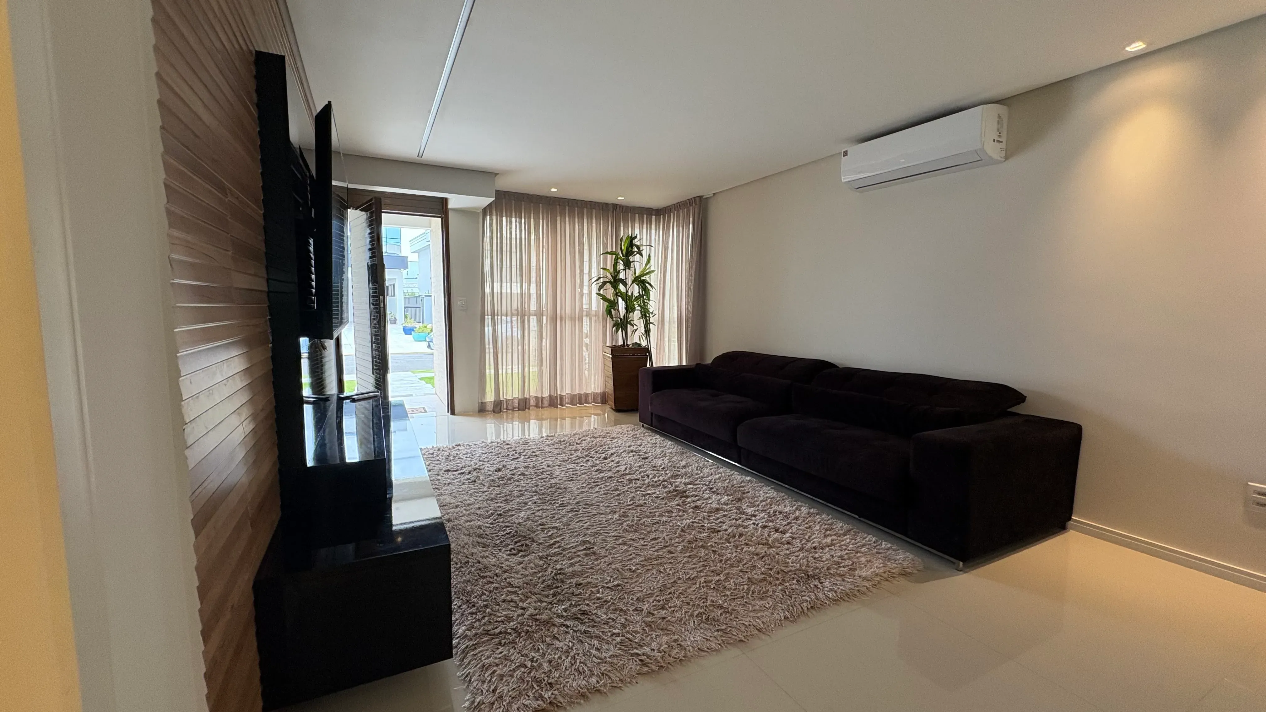 Casa com 4 dormitórios sendo 3 suítes e 4 vagas de garagem em Camboriú/SC