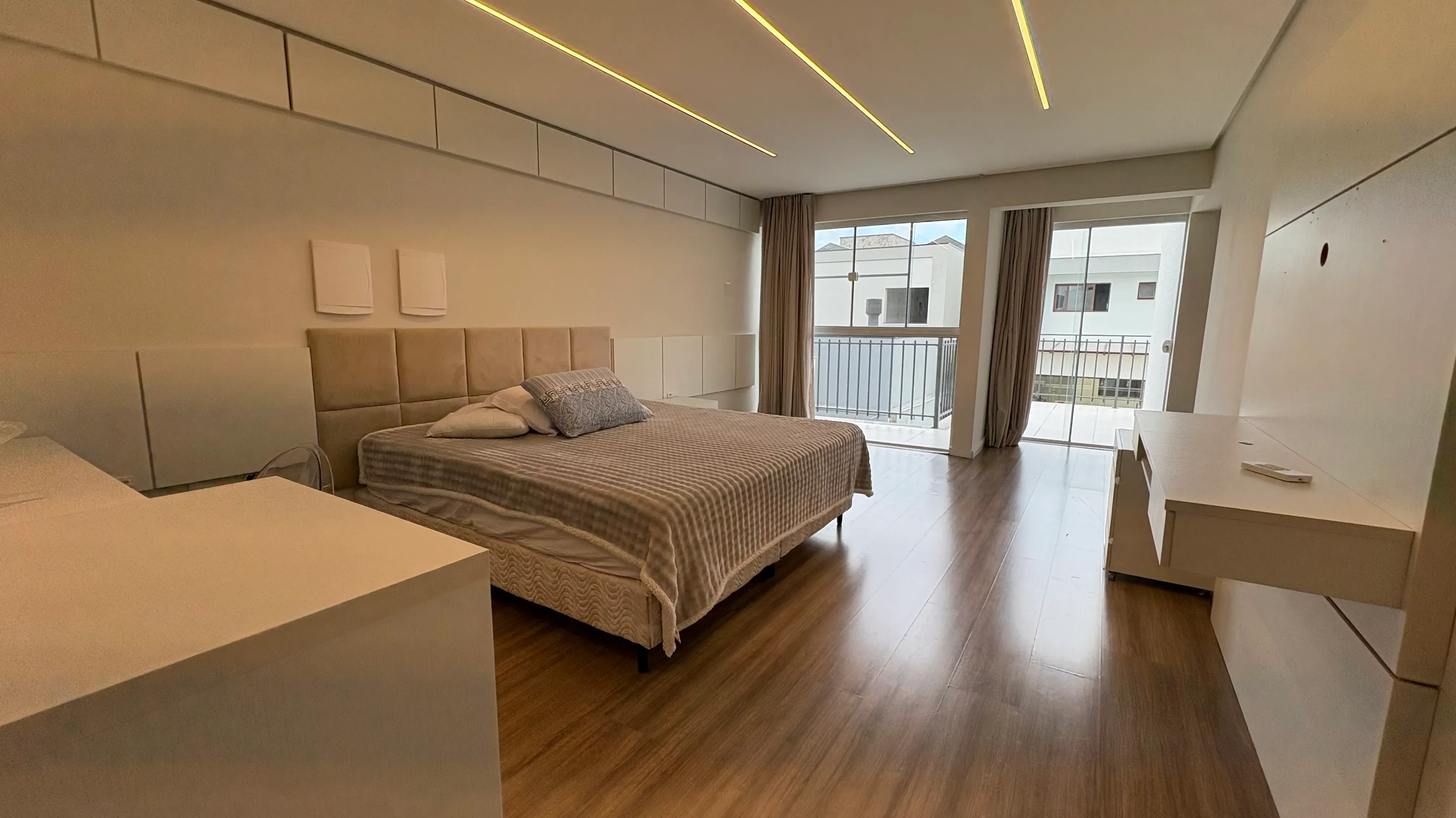 Casa com 4 dormitórios sendo 3 suítes e 4 vagas de garagem em Camboriú/SC