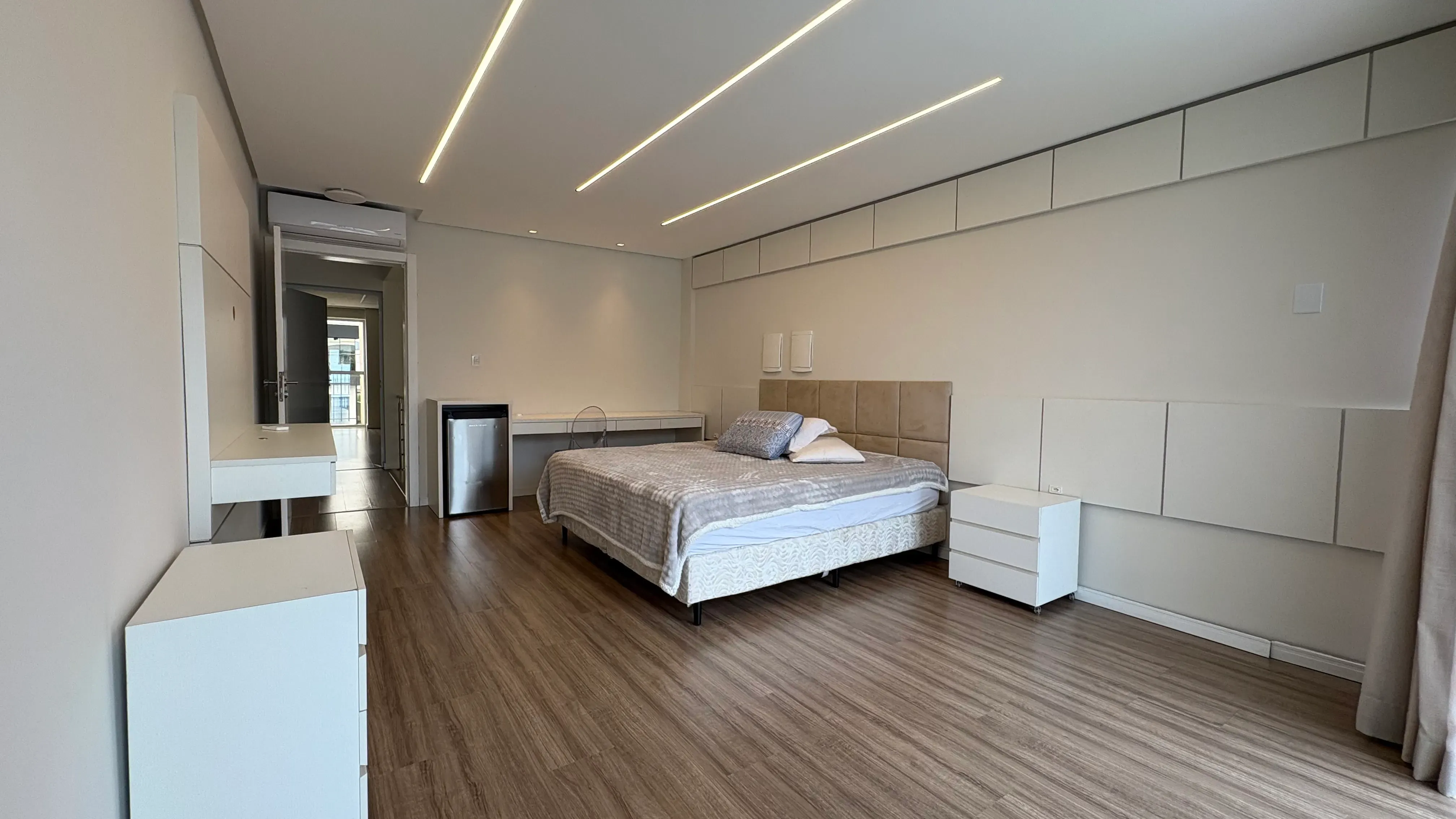 Casa com 4 dormitórios sendo 3 suítes e 4 vagas de garagem em Camboriú/SC