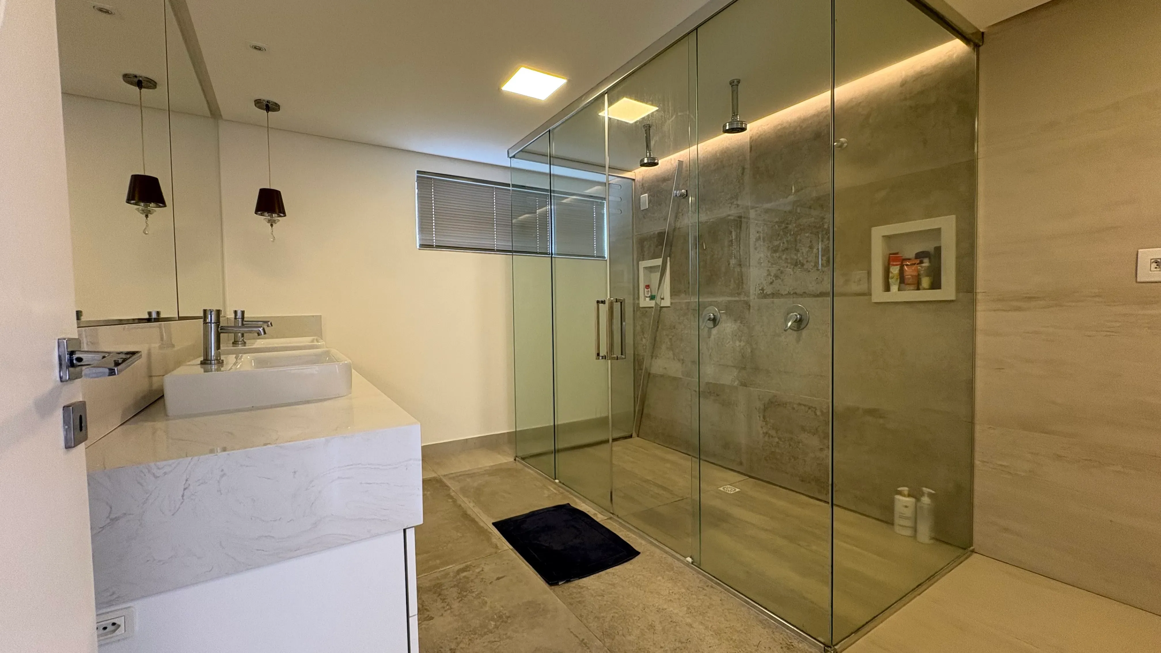 Casa com 4 dormitórios sendo 3 suítes e 4 vagas de garagem em Camboriú/SC