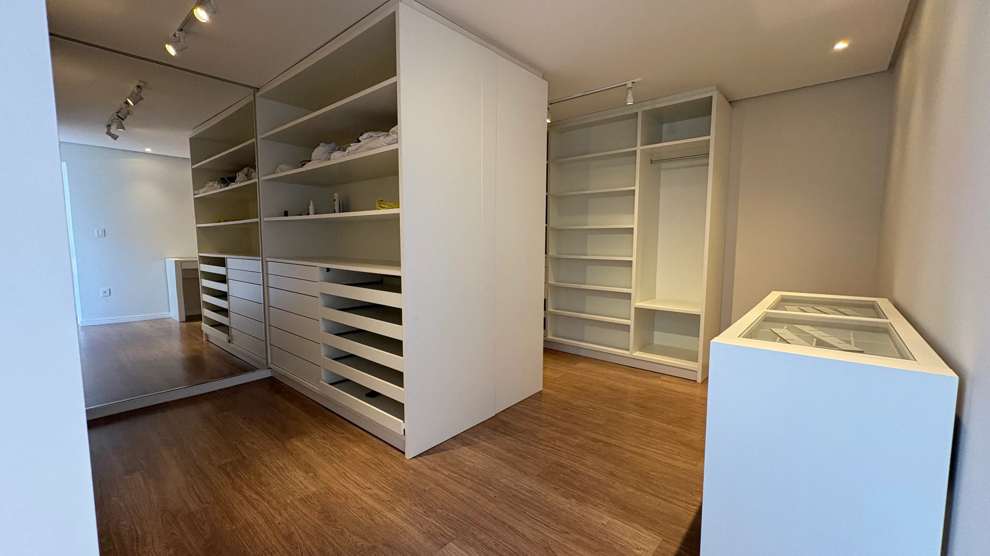 Casa com 4 dormitórios sendo 3 suítes e 4 vagas de garagem em Camboriú/SC