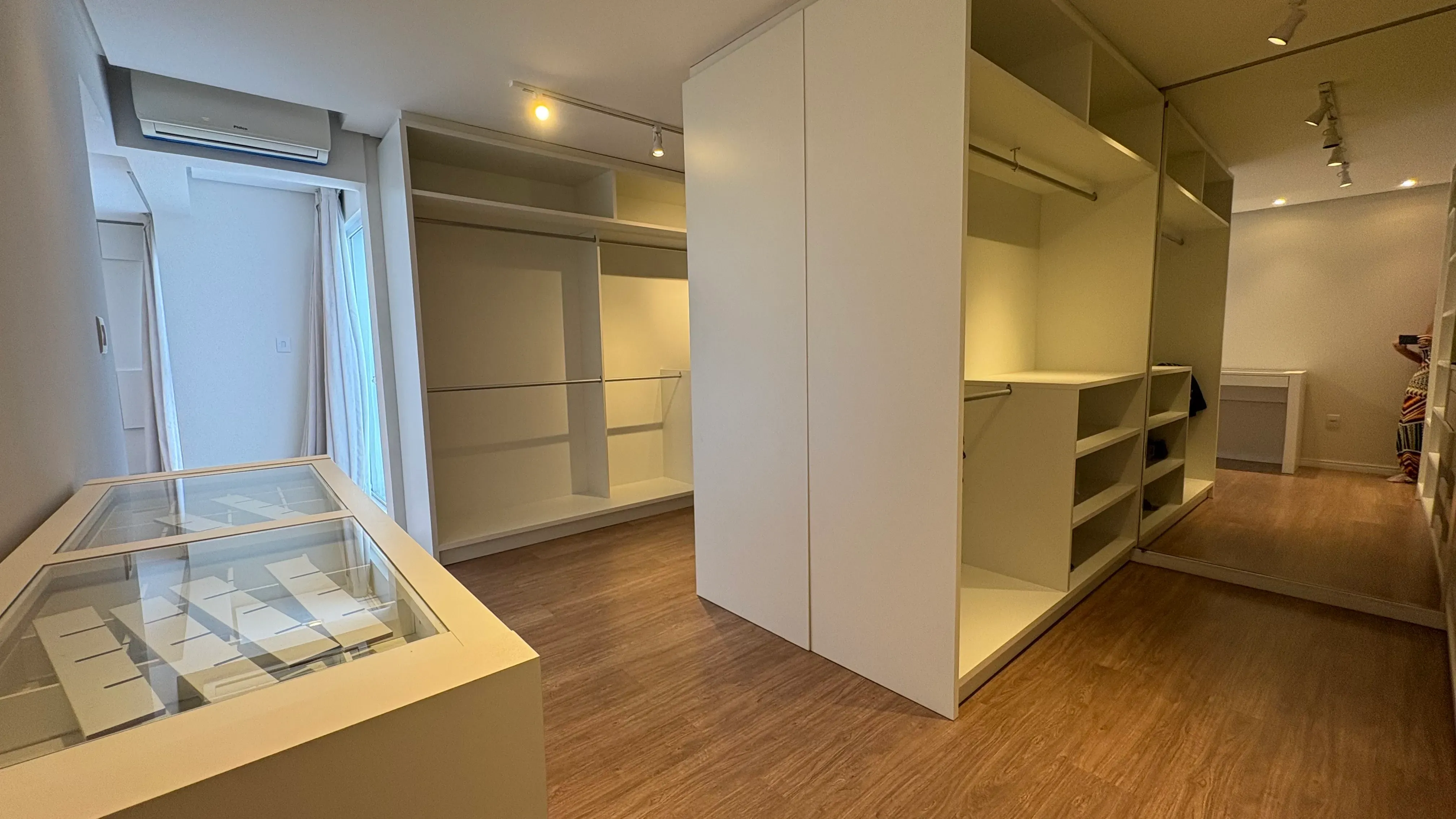 Casa com 4 dormitórios sendo 3 suítes e 4 vagas de garagem em Camboriú/SC