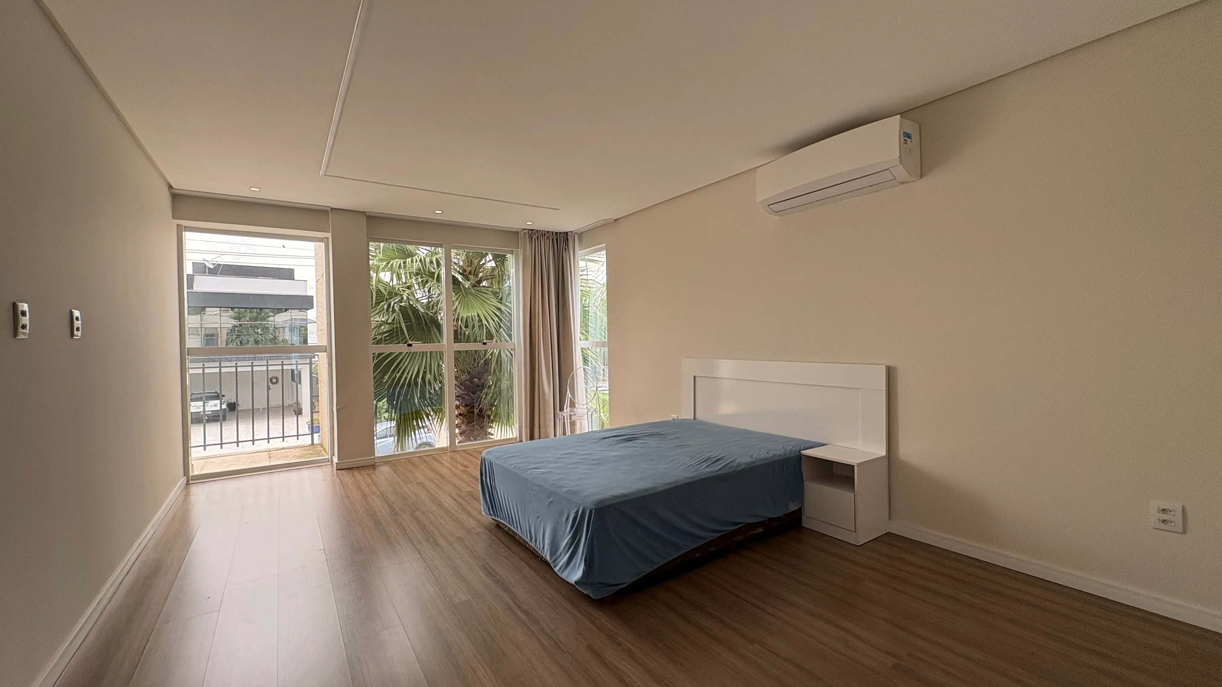 Casa com 4 dormitórios sendo 3 suítes e 4 vagas de garagem em Camboriú/SC