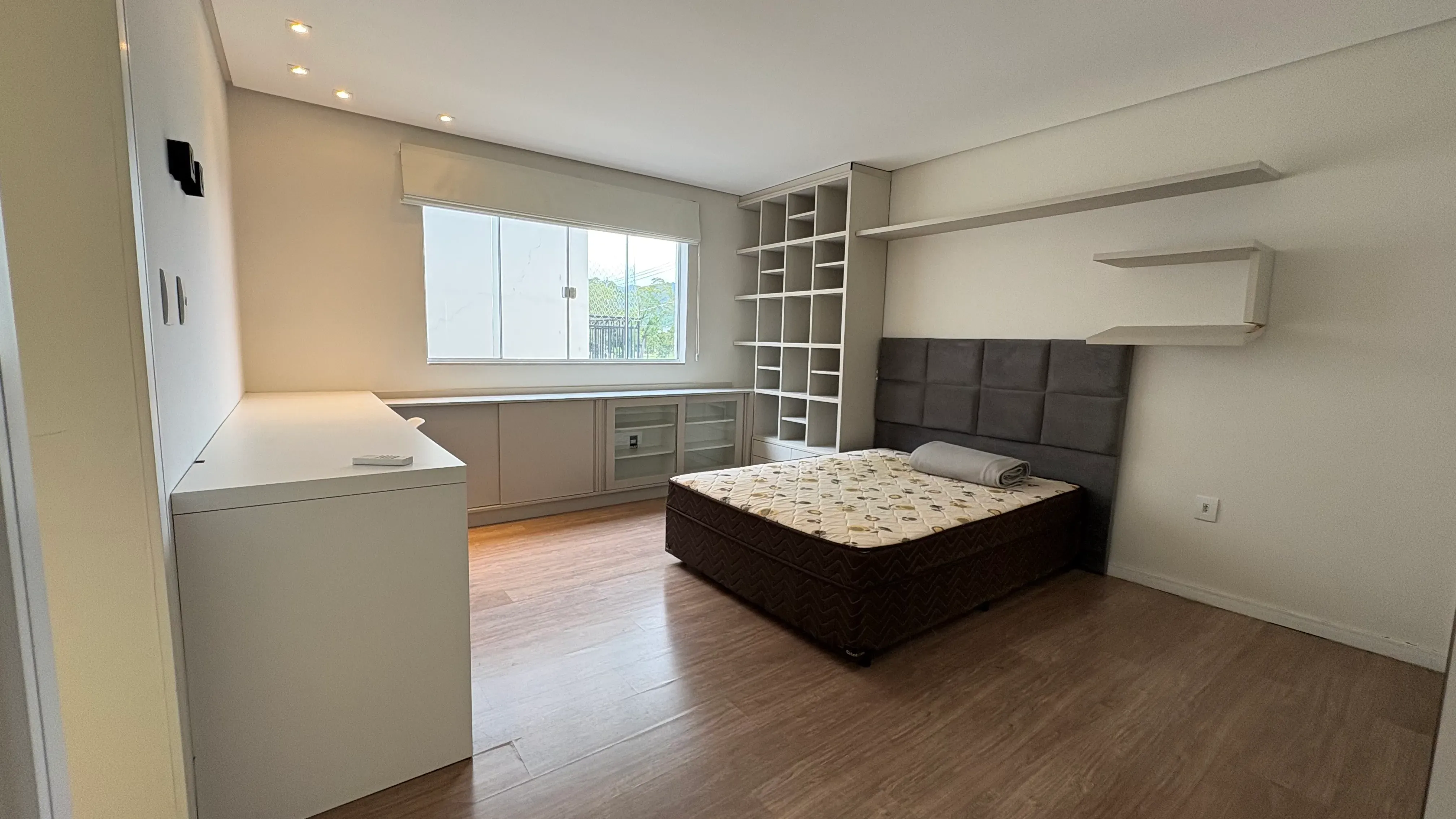 Casa com 4 dormitórios sendo 3 suítes e 4 vagas de garagem em Camboriú/SC