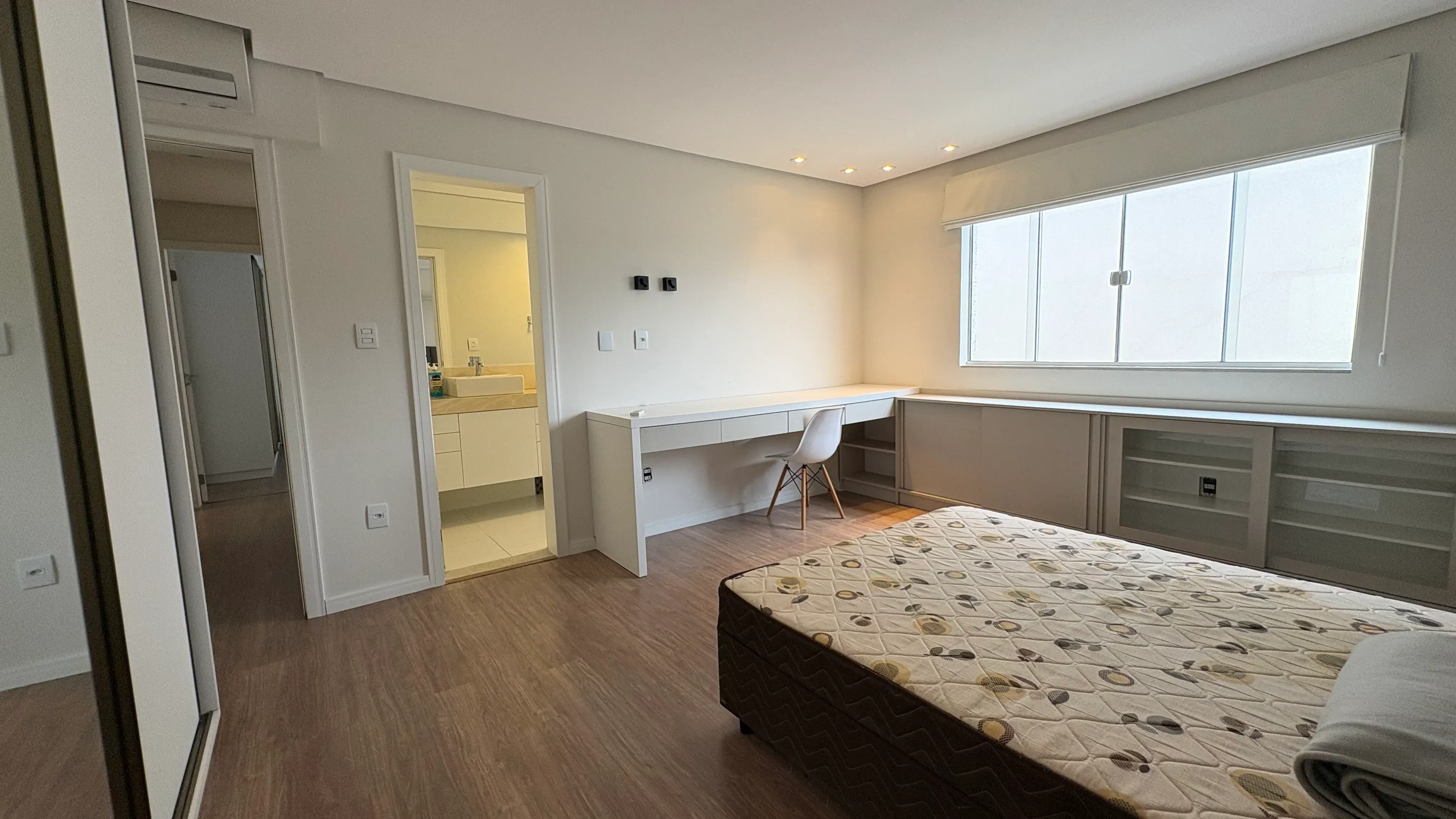 Casa com 4 dormitórios sendo 3 suítes e 4 vagas de garagem em Camboriú/SC