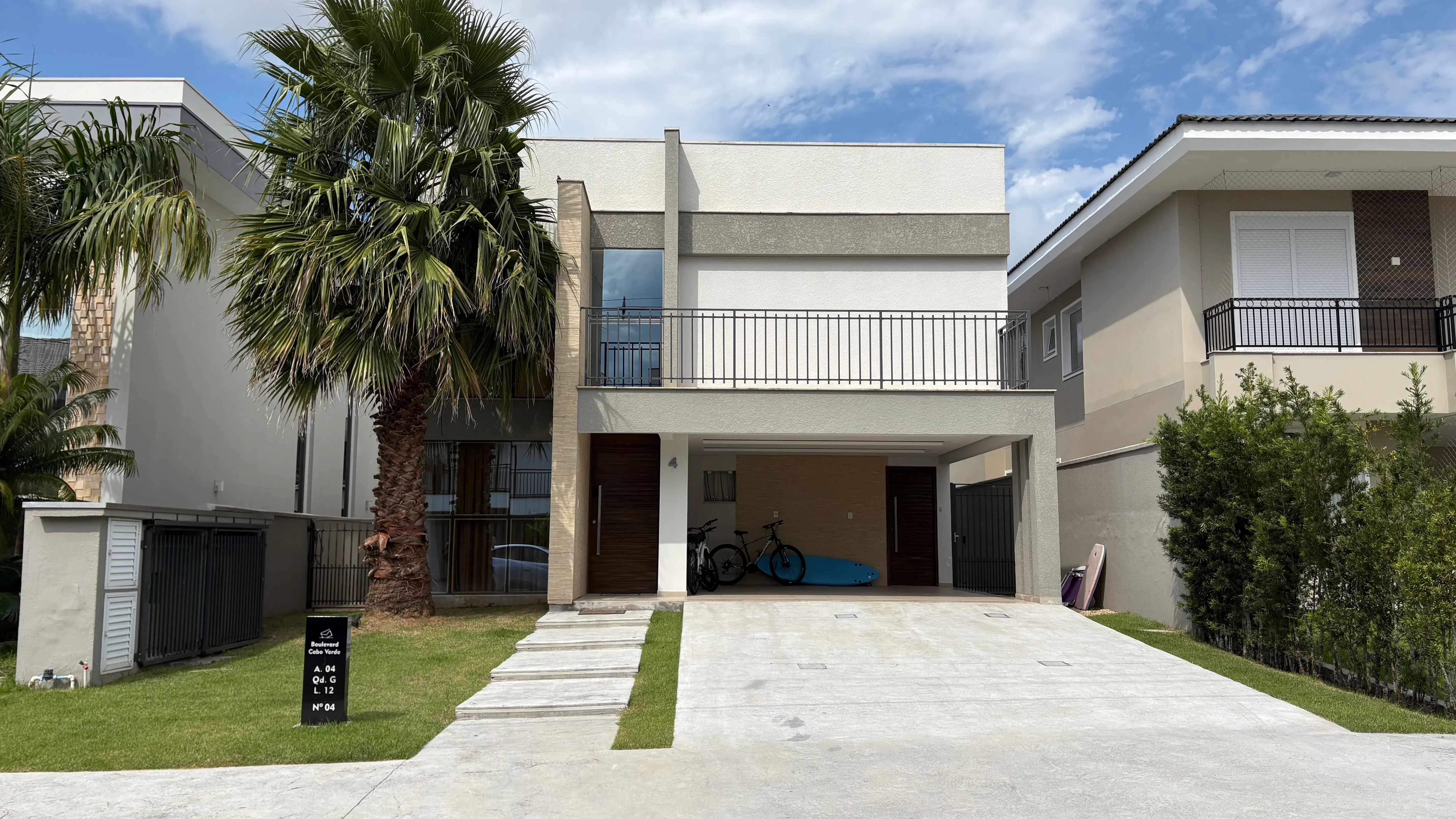 Casa com 4 dormitórios sendo 3 suítes e 4 vagas de garagem em Camboriú/SC