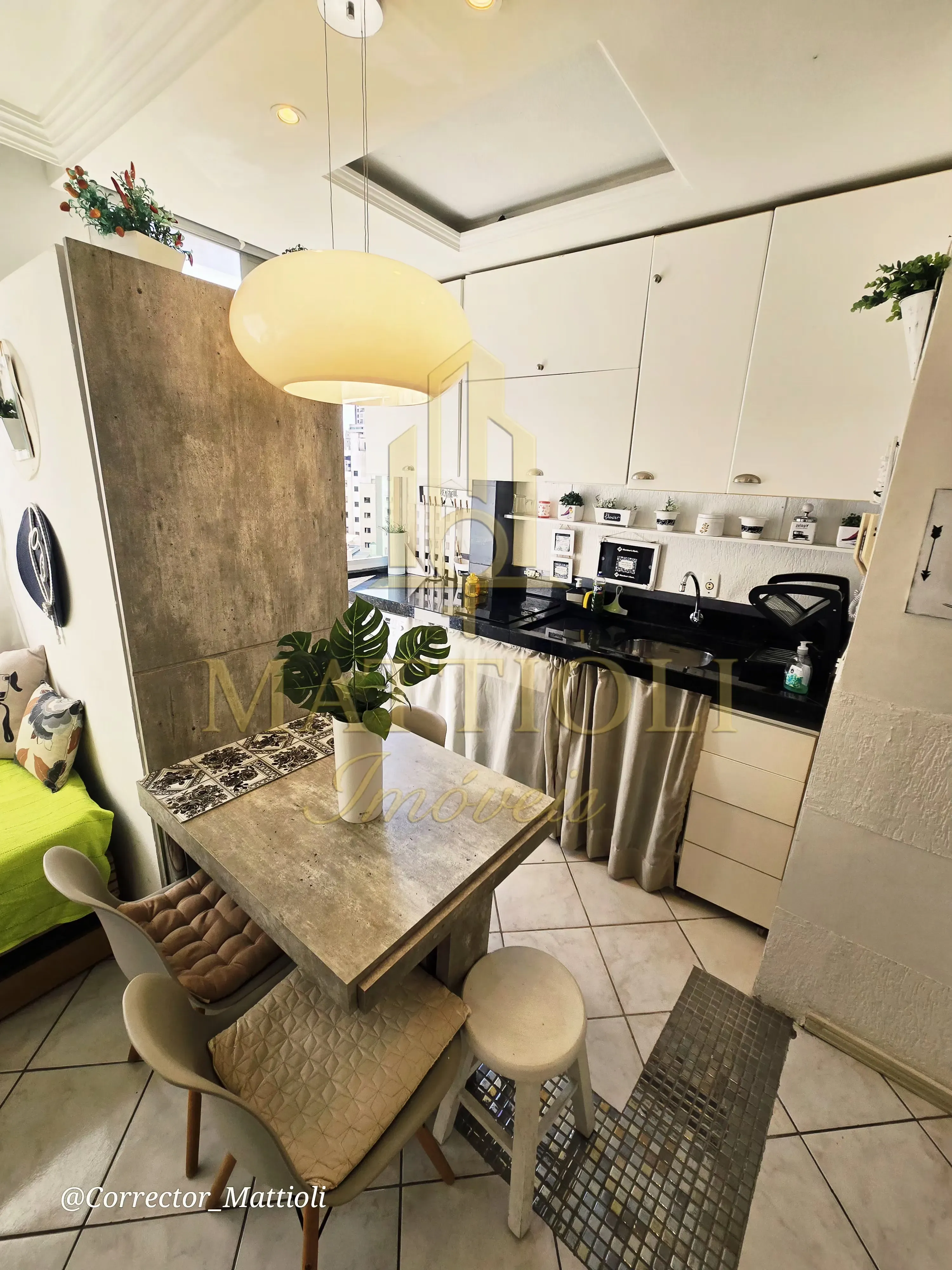 Apartamento com 1 dormitório e 1 vaga de garagem em Balneário Camboriú/SC