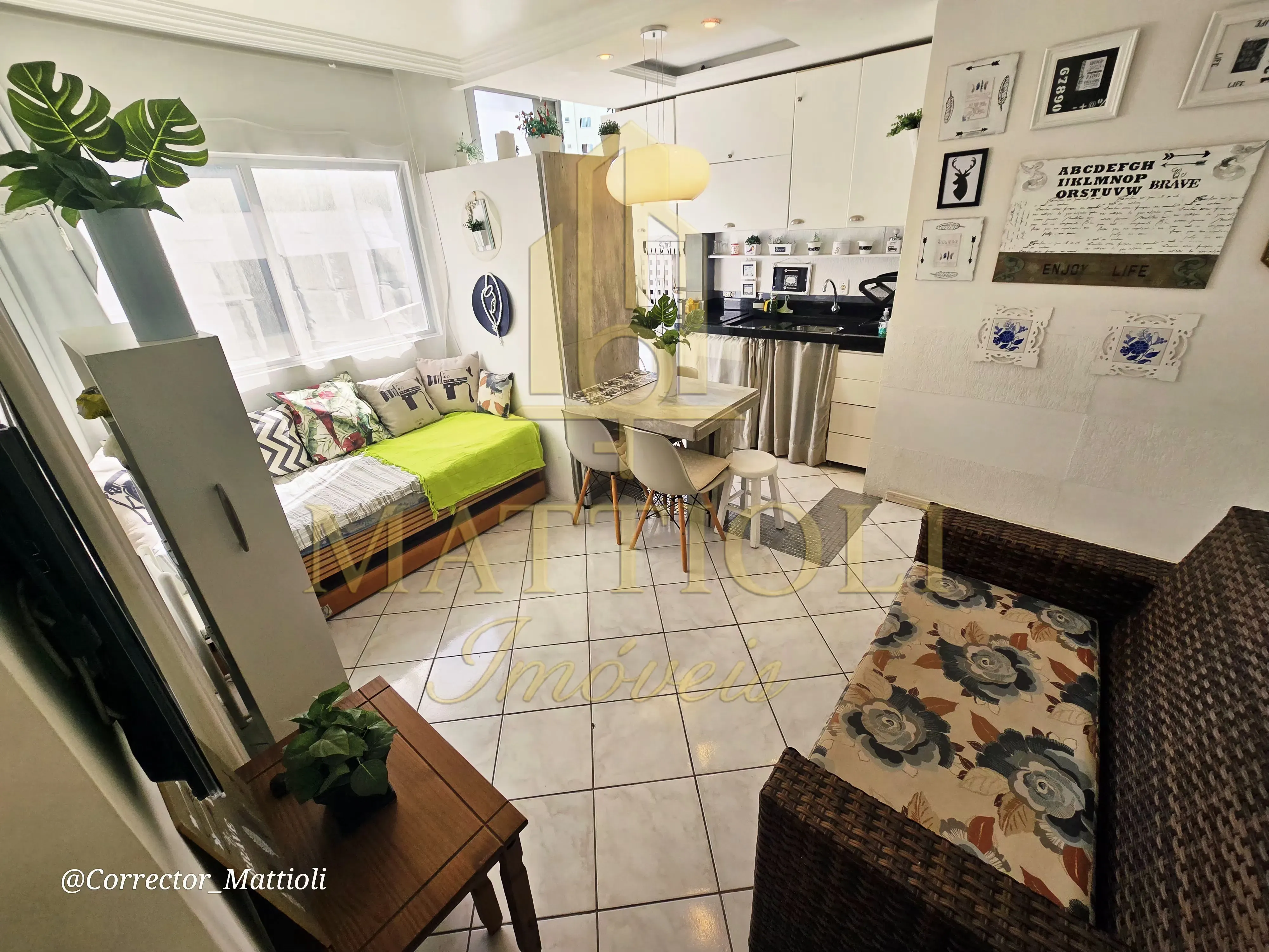 Apartamento com 1 dormitório e 1 vaga de garagem em Balneário Camboriú/SC