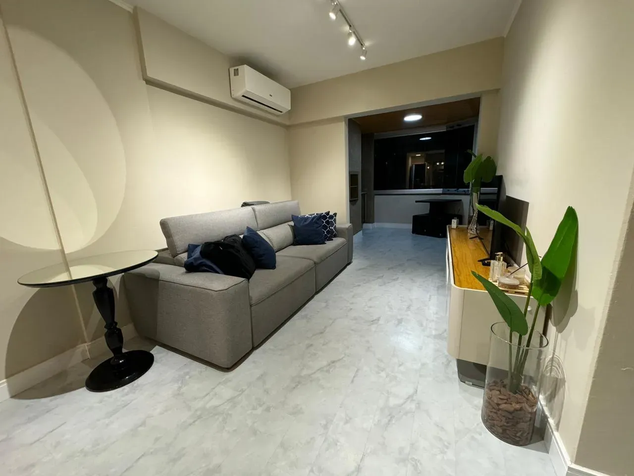 Apartamento com 2 dormitórios sendo 1 suíte e 1 vaga de garagem em Balneário Camboriú/SC