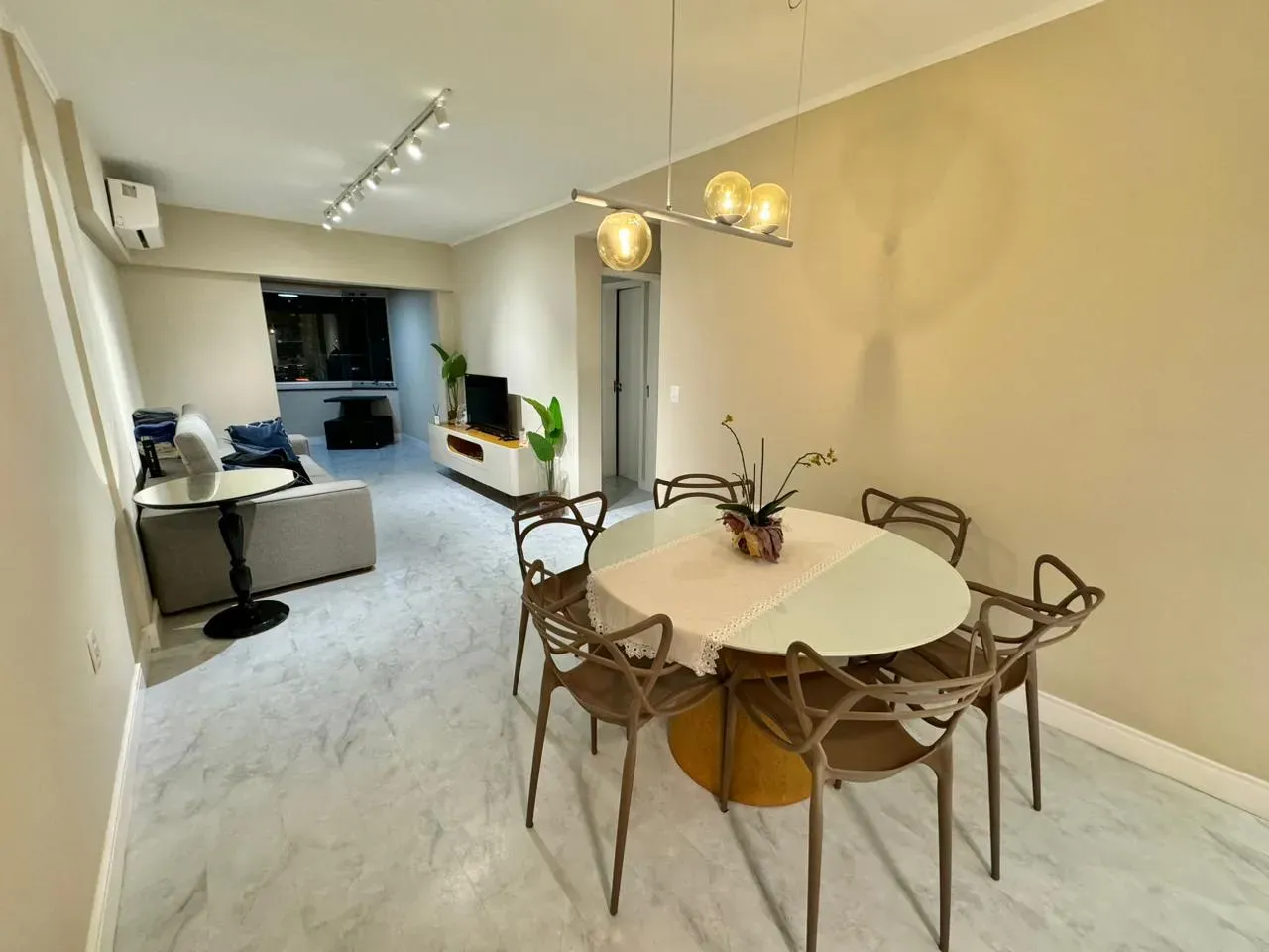 Apartamento com 2 dormitórios sendo 1 suíte e 1 vaga de garagem em Balneário Camboriú/SC