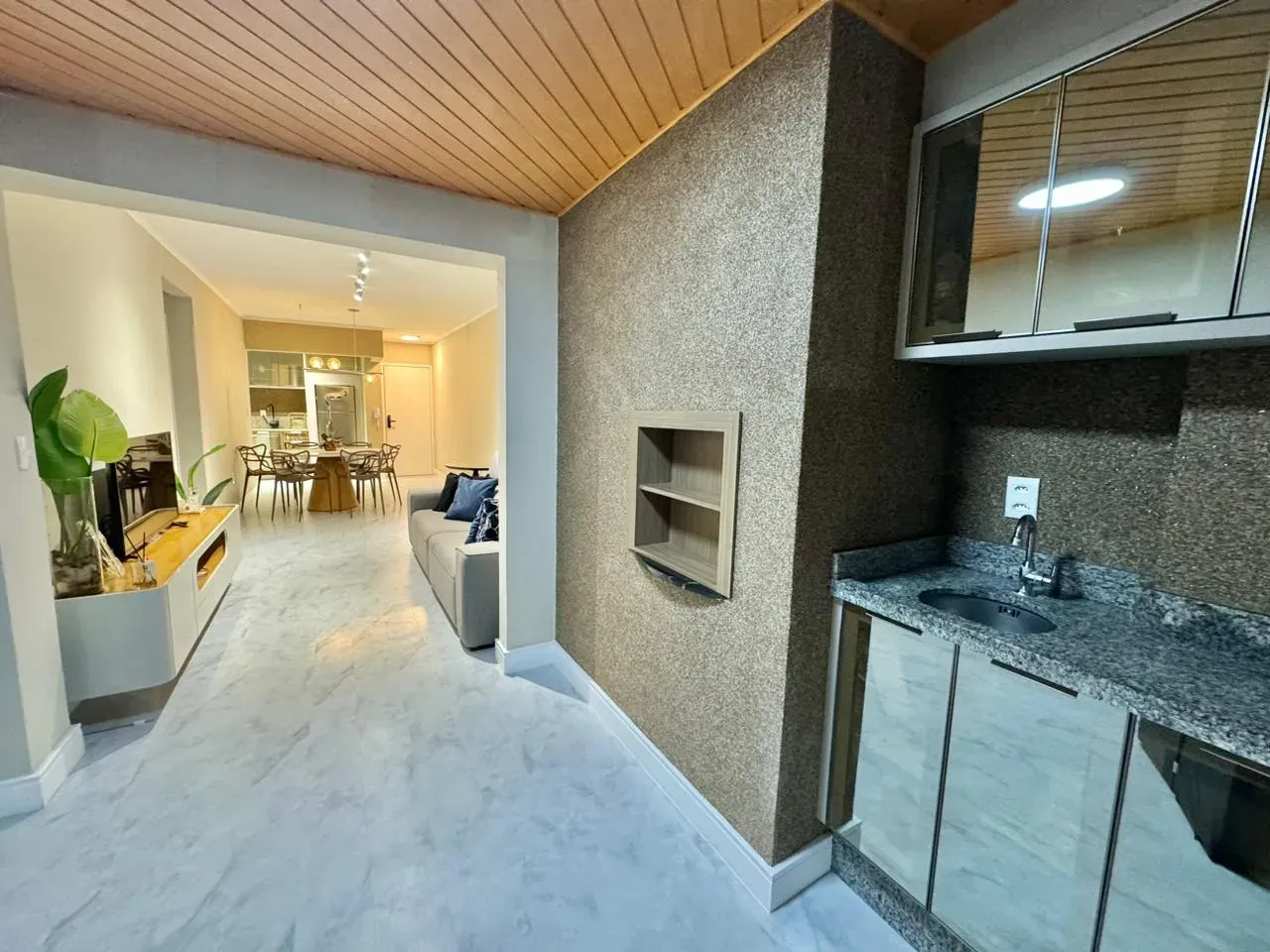 Apartamento com 2 dormitórios sendo 1 suíte e 1 vaga de garagem em Balneário Camboriú/SC