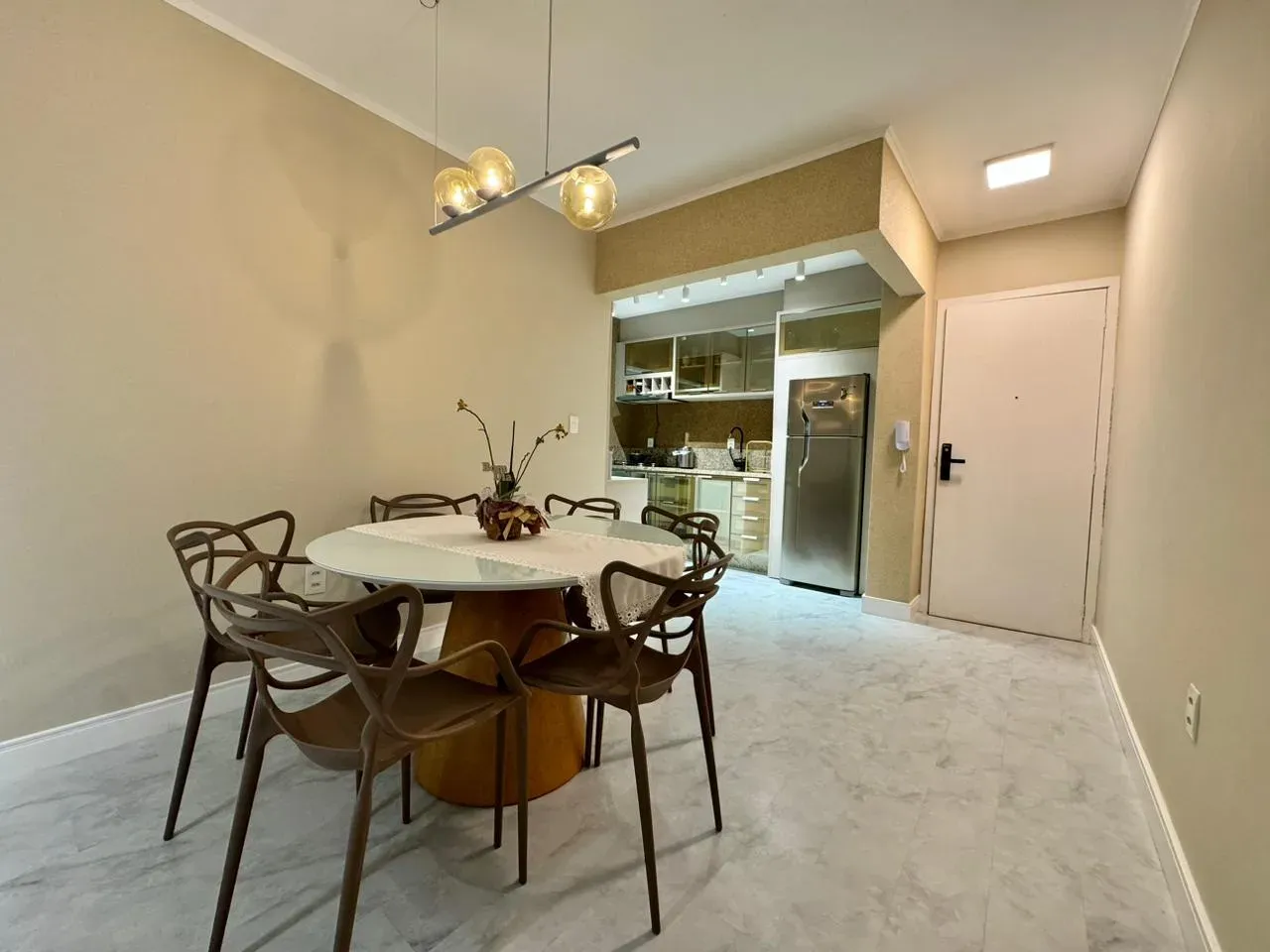 Apartamento com 2 dormitórios sendo 1 suíte e 1 vaga de garagem em Balneário Camboriú/SC