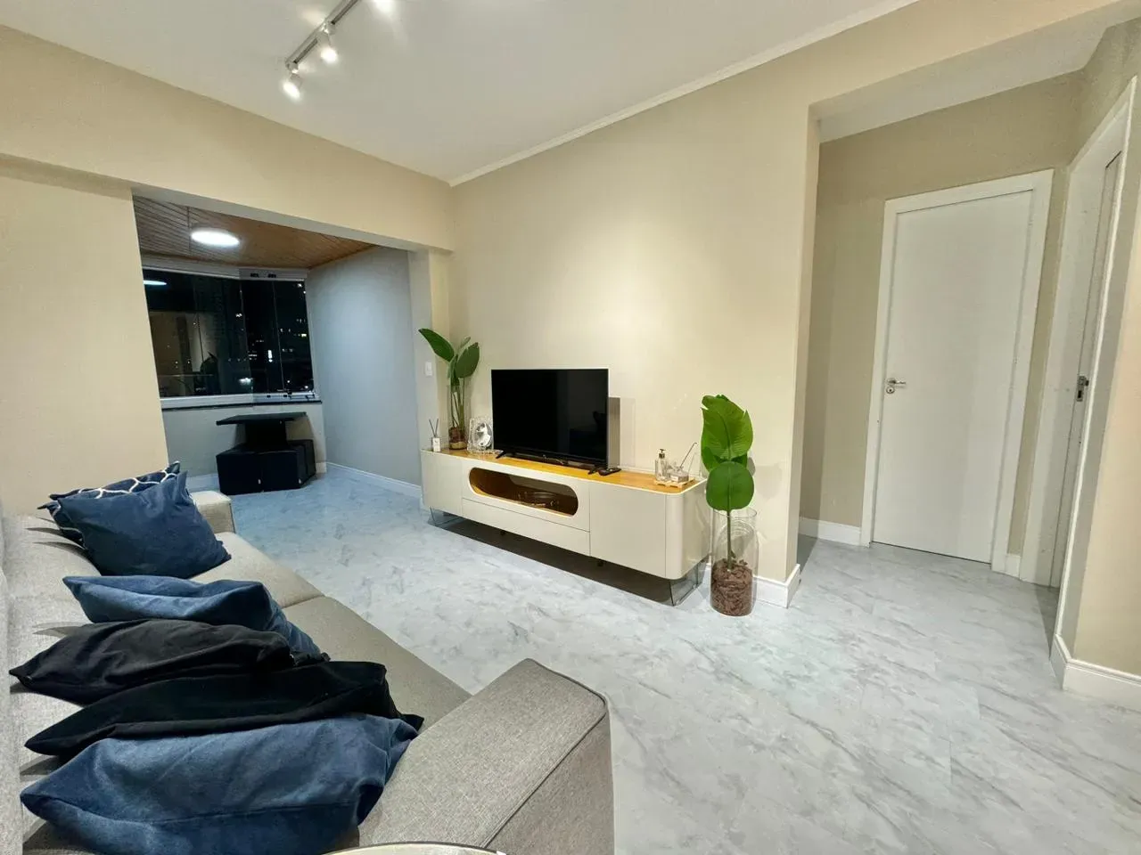 Apartamento com 2 dormitórios sendo 1 suíte e 1 vaga de garagem em Balneário Camboriú/SC