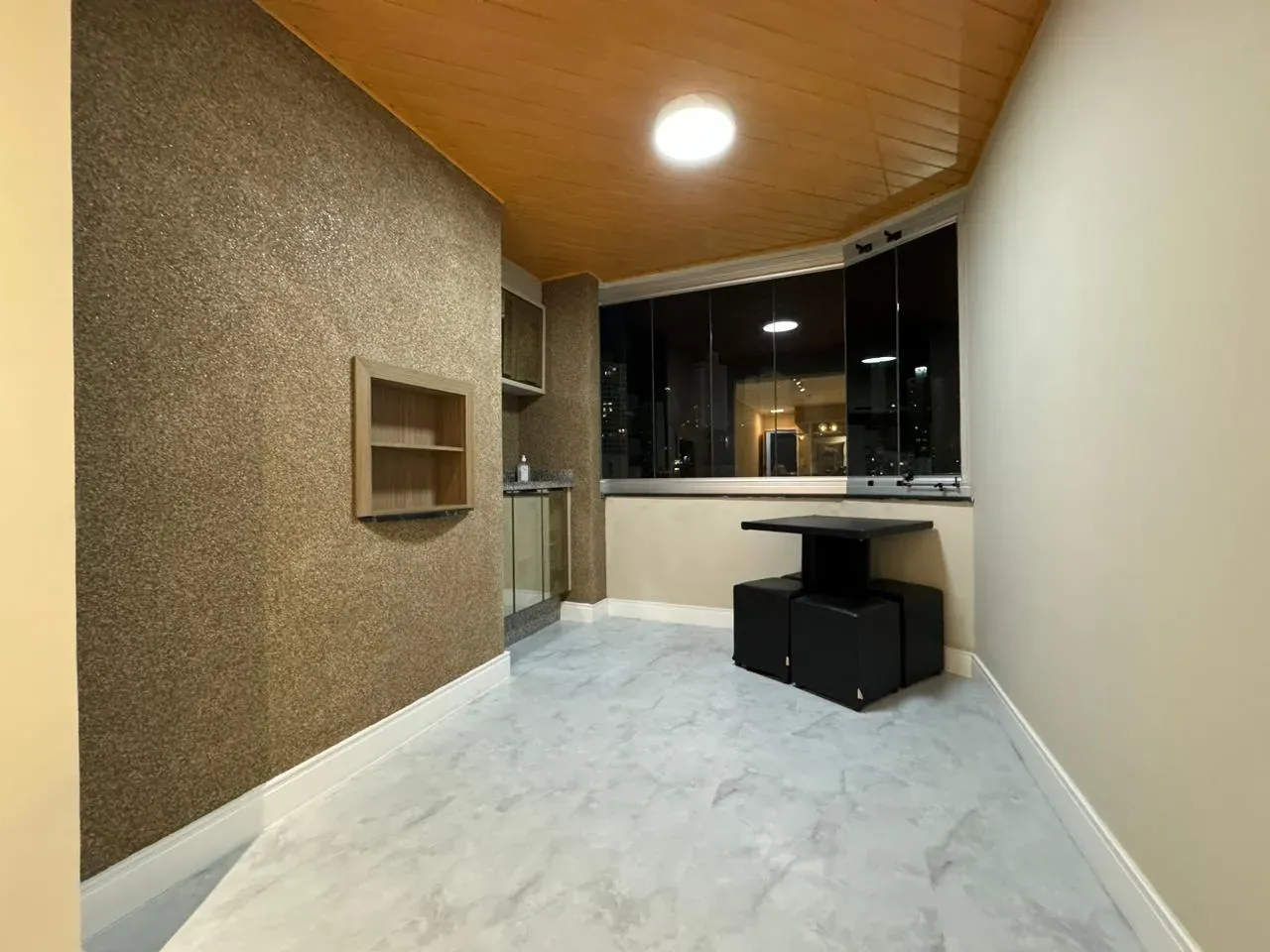 Apartamento com 2 dormitórios sendo 1 suíte e 1 vaga de garagem em Balneário Camboriú/SC