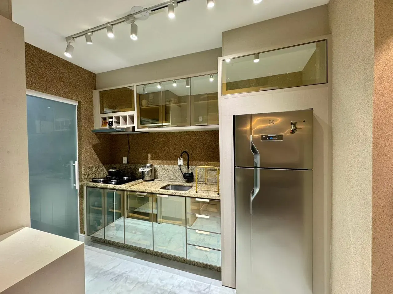 Apartamento com 2 dormitórios sendo 1 suíte e 1 vaga de garagem em Balneário Camboriú/SC