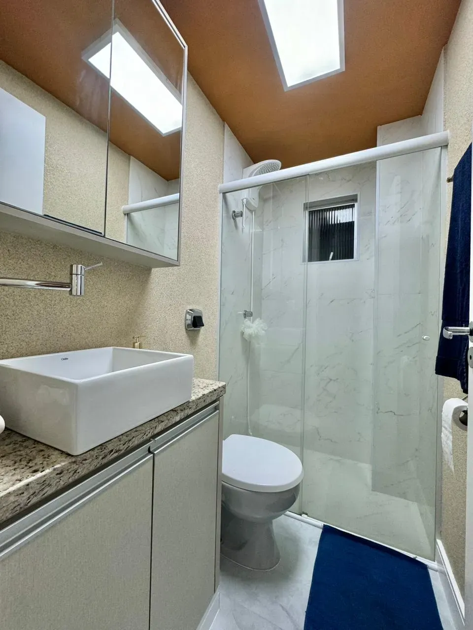 Apartamento com 2 dormitórios sendo 1 suíte e 1 vaga de garagem em Balneário Camboriú/SC