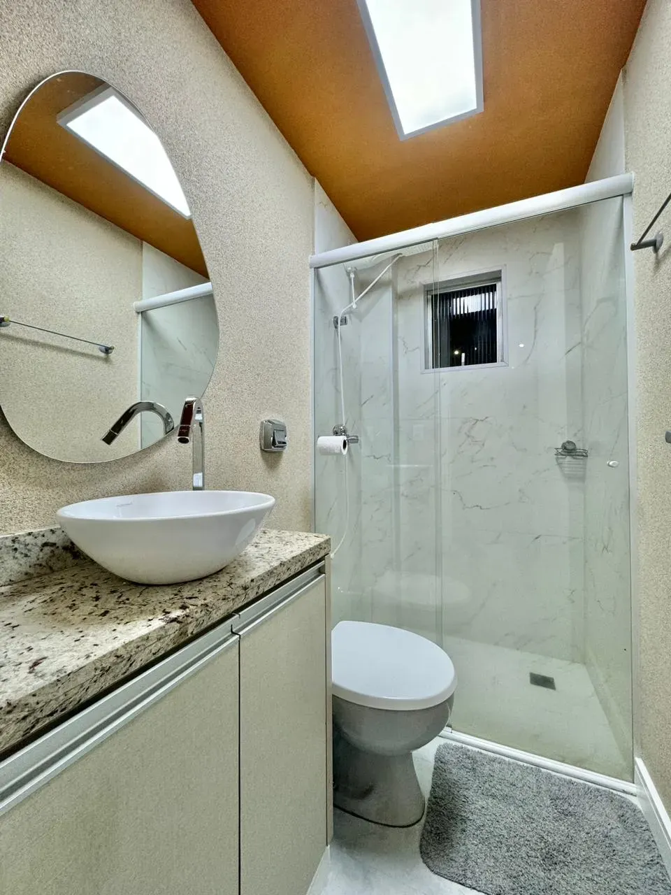 Apartamento com 2 dormitórios sendo 1 suíte e 1 vaga de garagem em Balneário Camboriú/SC