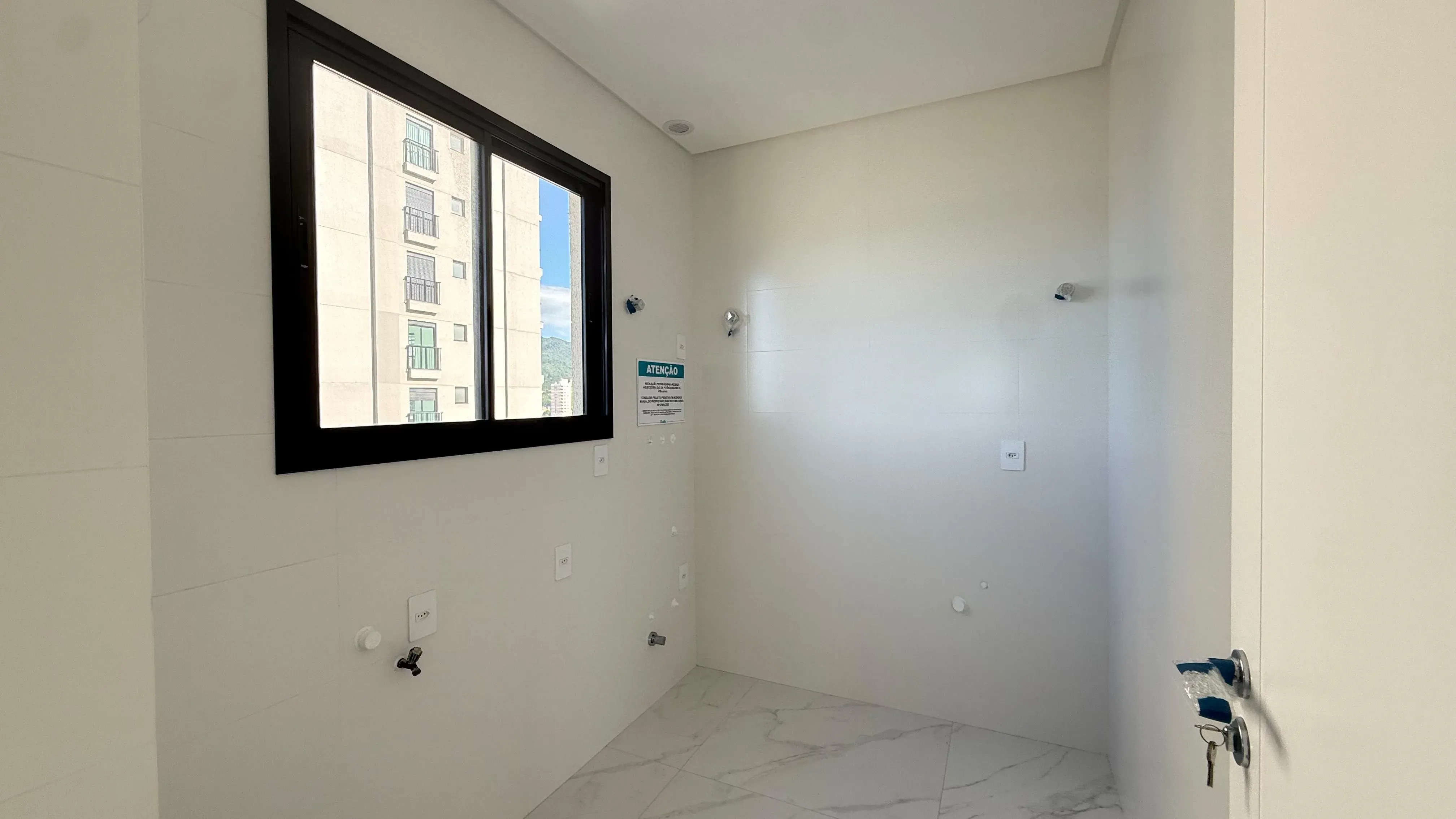 Apartamento frente mar com 4 dormitórios sendo 4 suítes e 3 vagas de garagem em Porto Belo/SC