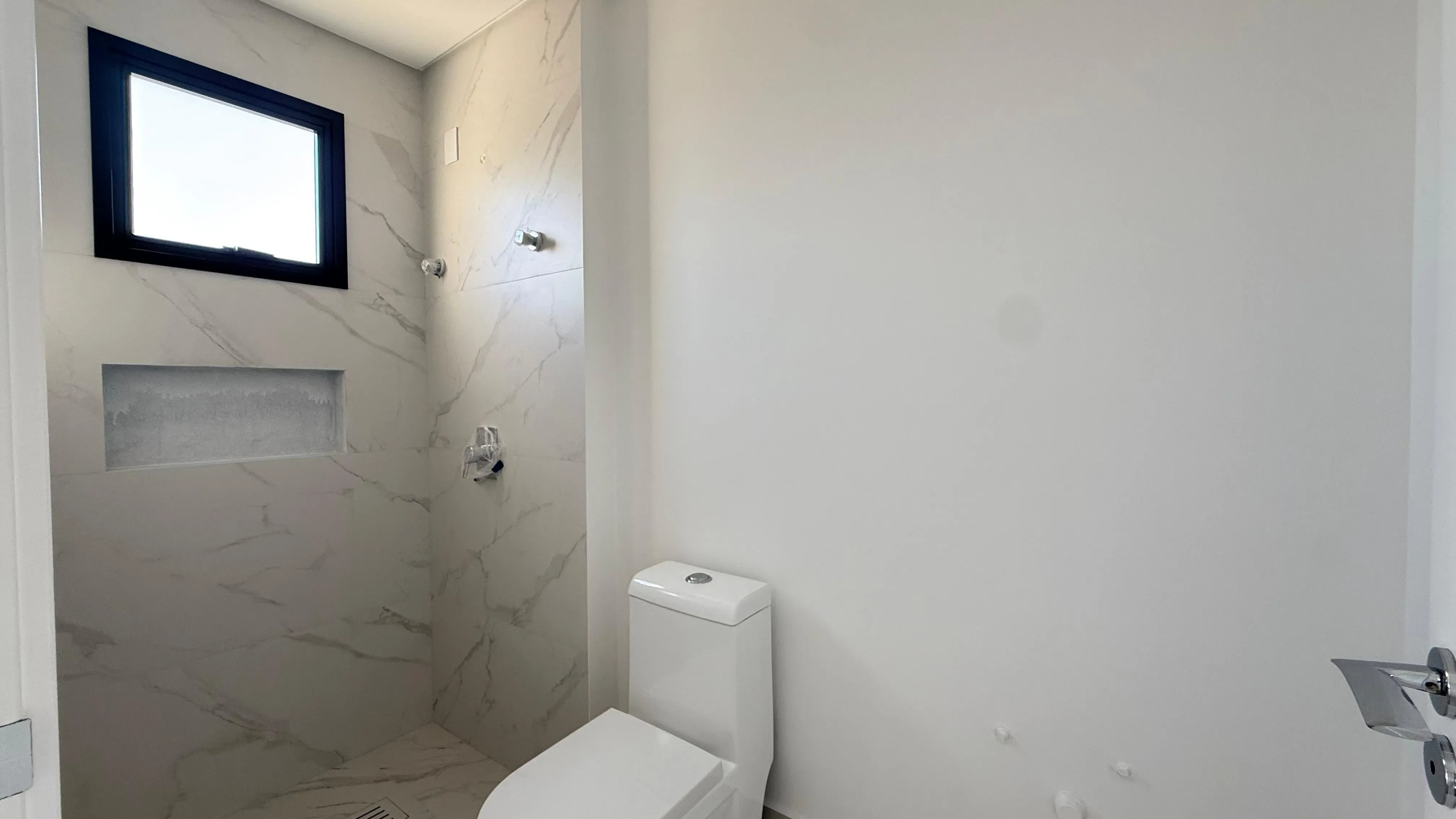 Apartamento frente mar com 4 dormitórios sendo 4 suítes e 3 vagas de garagem em Porto Belo/SC