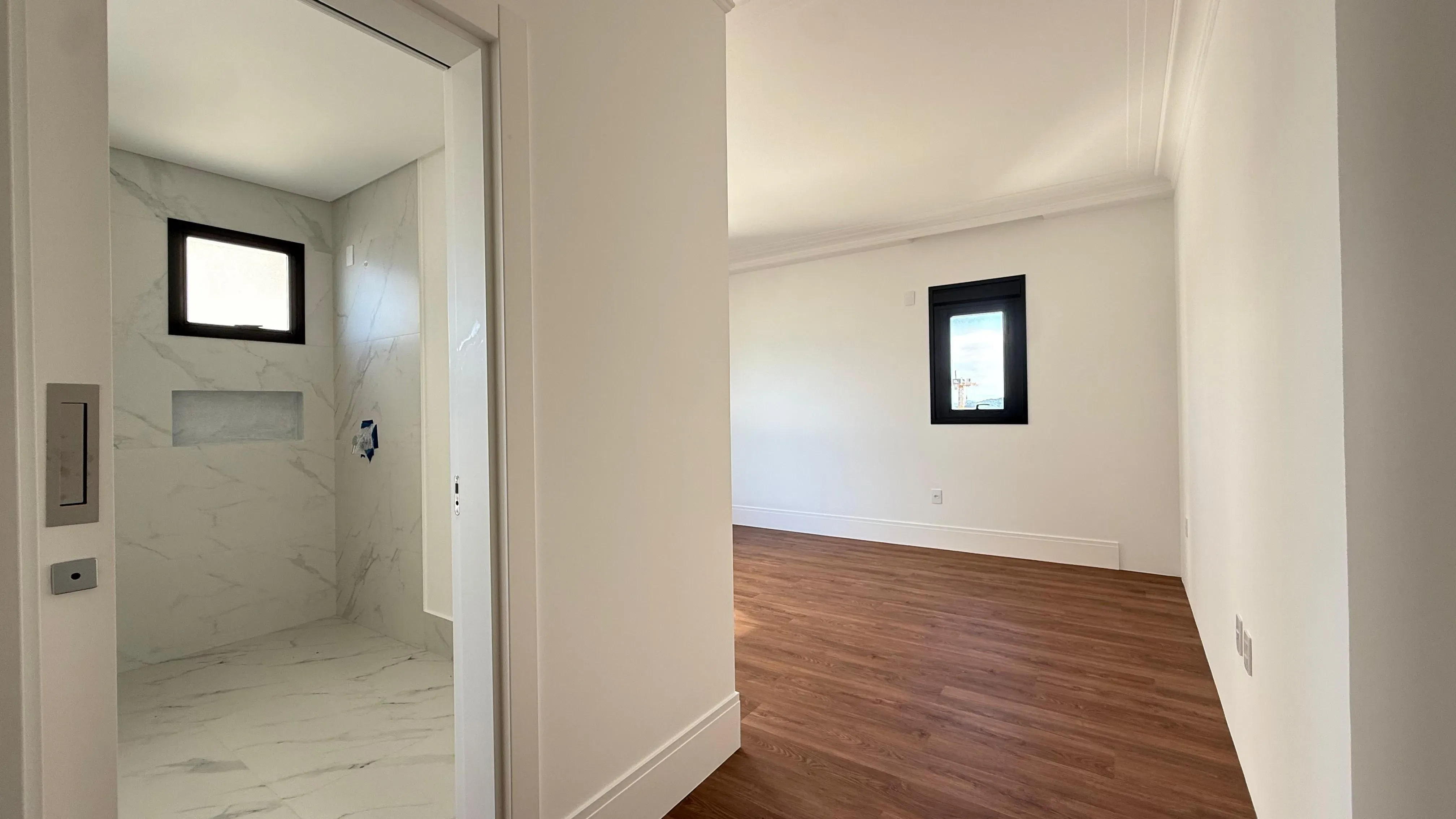 Apartamento frente mar com 4 dormitórios sendo 4 suítes e 3 vagas de garagem em Porto Belo/SC