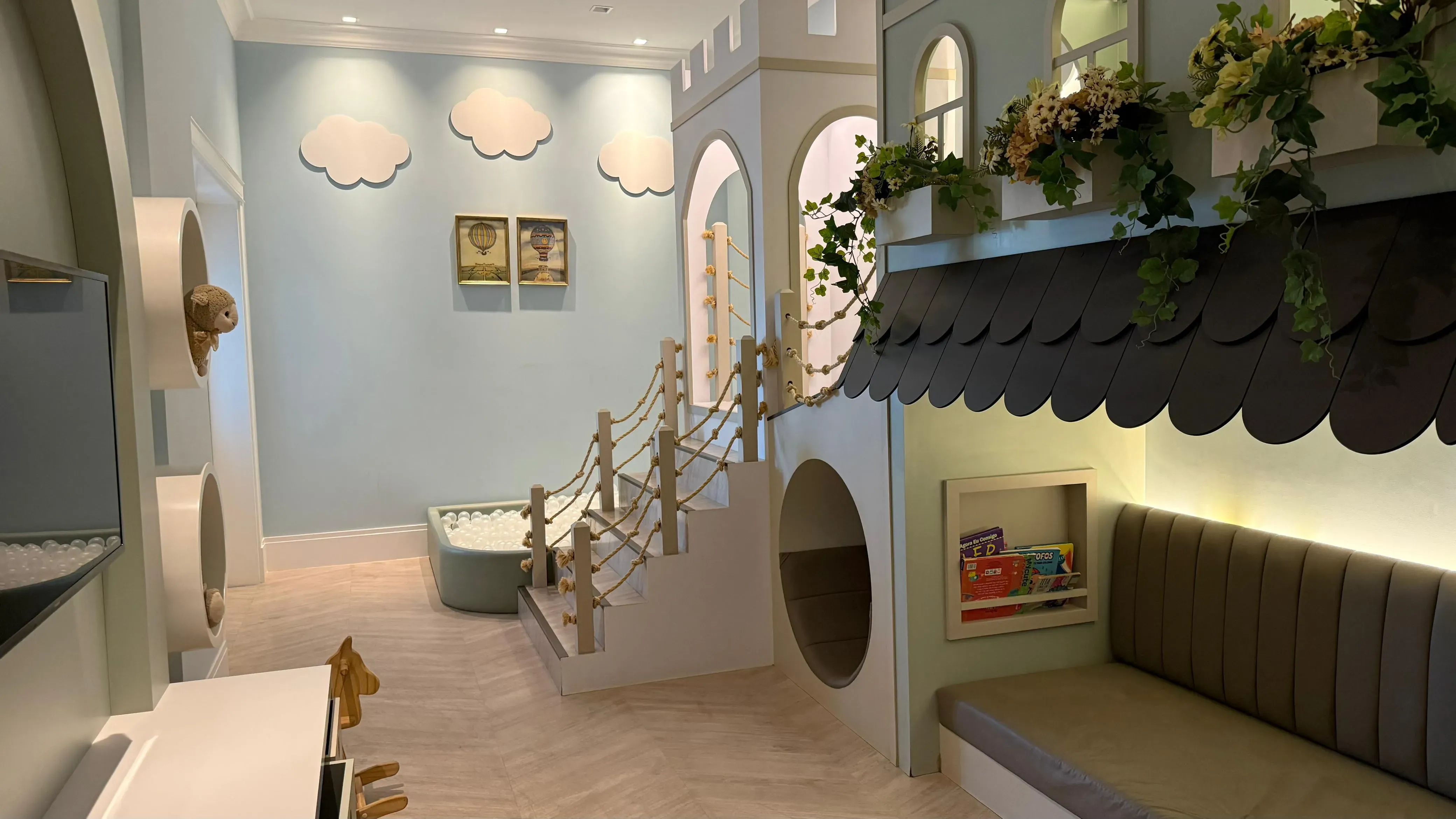 Apartamento frente mar com 4 dormitórios sendo 4 suítes e 3 vagas de garagem em Porto Belo/SC