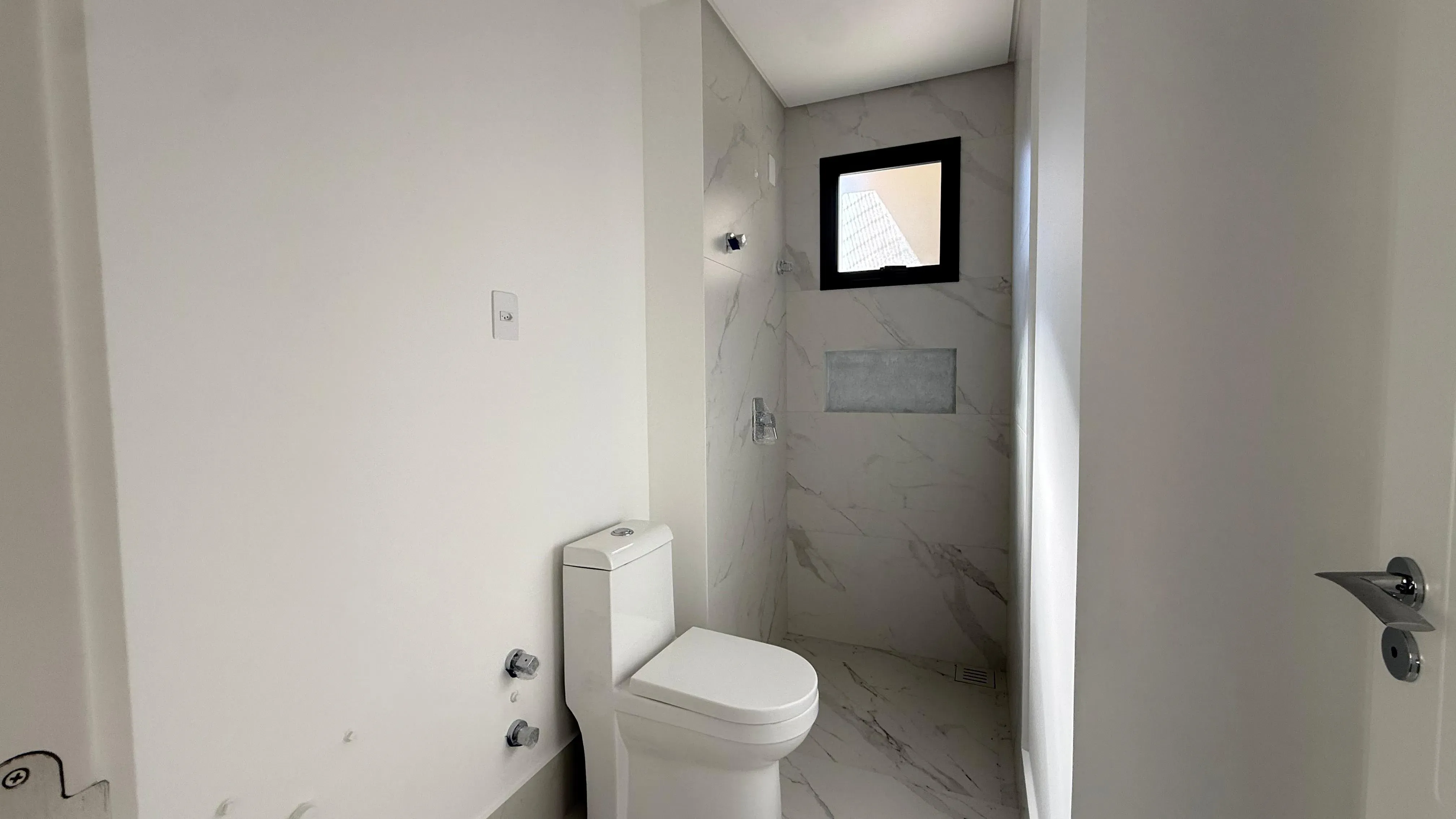 Apartamento frente mar com 4 dormitórios sendo 4 suítes e 3 vagas de garagem em Porto Belo/SC