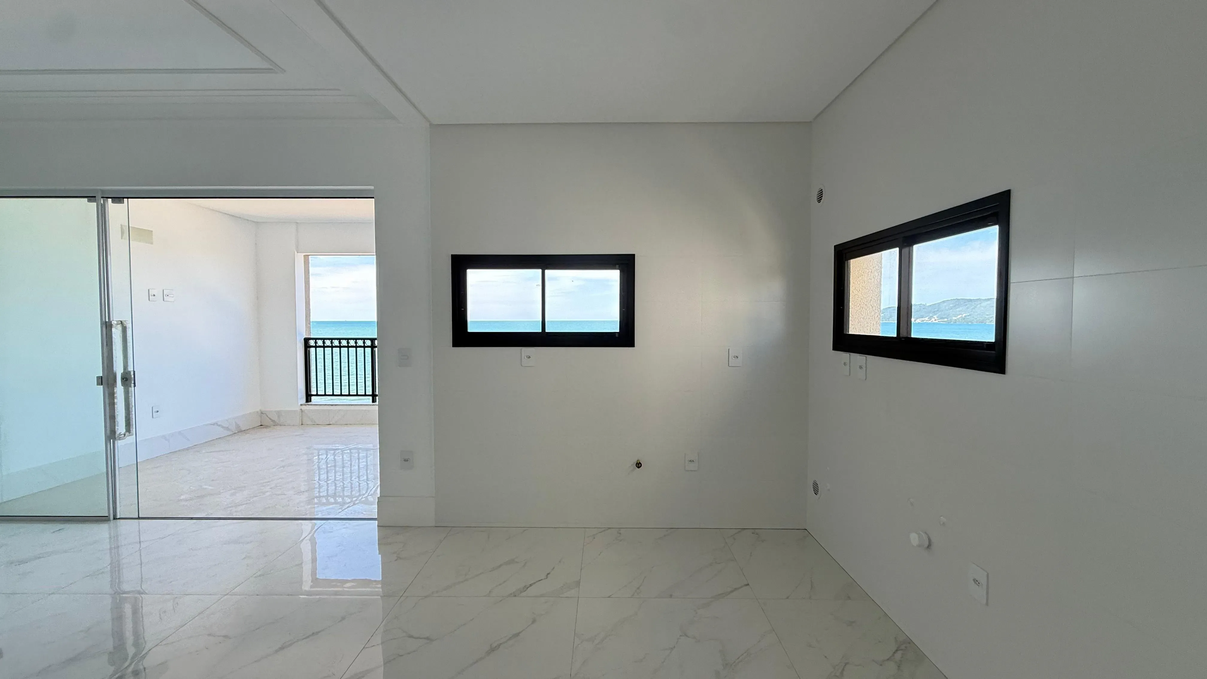 Apartamento frente mar com 4 dormitórios sendo 4 suítes e 3 vagas de garagem em Porto Belo/SC