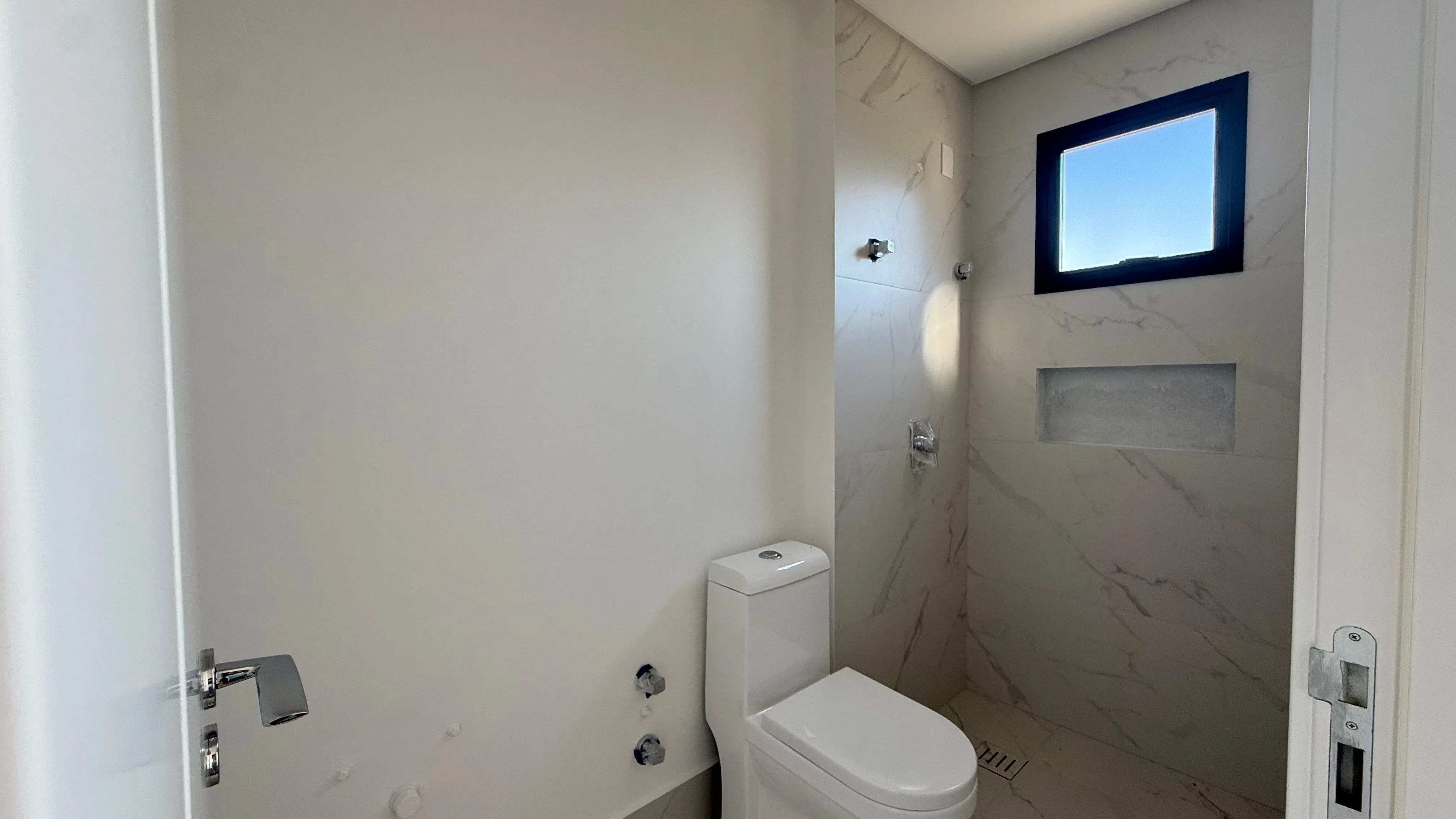 Apartamento frente mar com 4 dormitórios sendo 4 suítes e 3 vagas de garagem em Porto Belo/SC