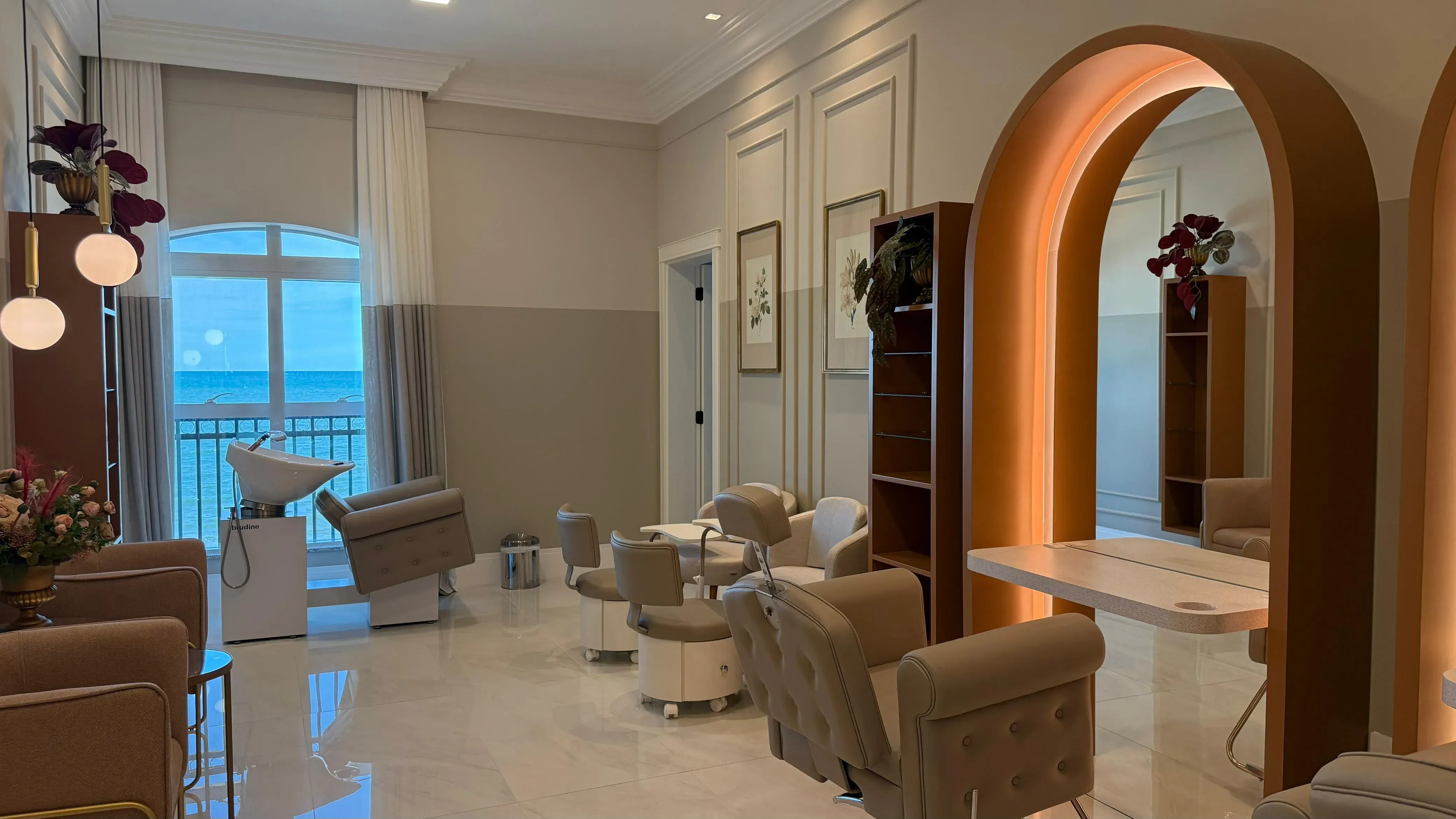 Apartamento frente mar com 4 dormitórios sendo 4 suítes e 3 vagas de garagem em Porto Belo/SC