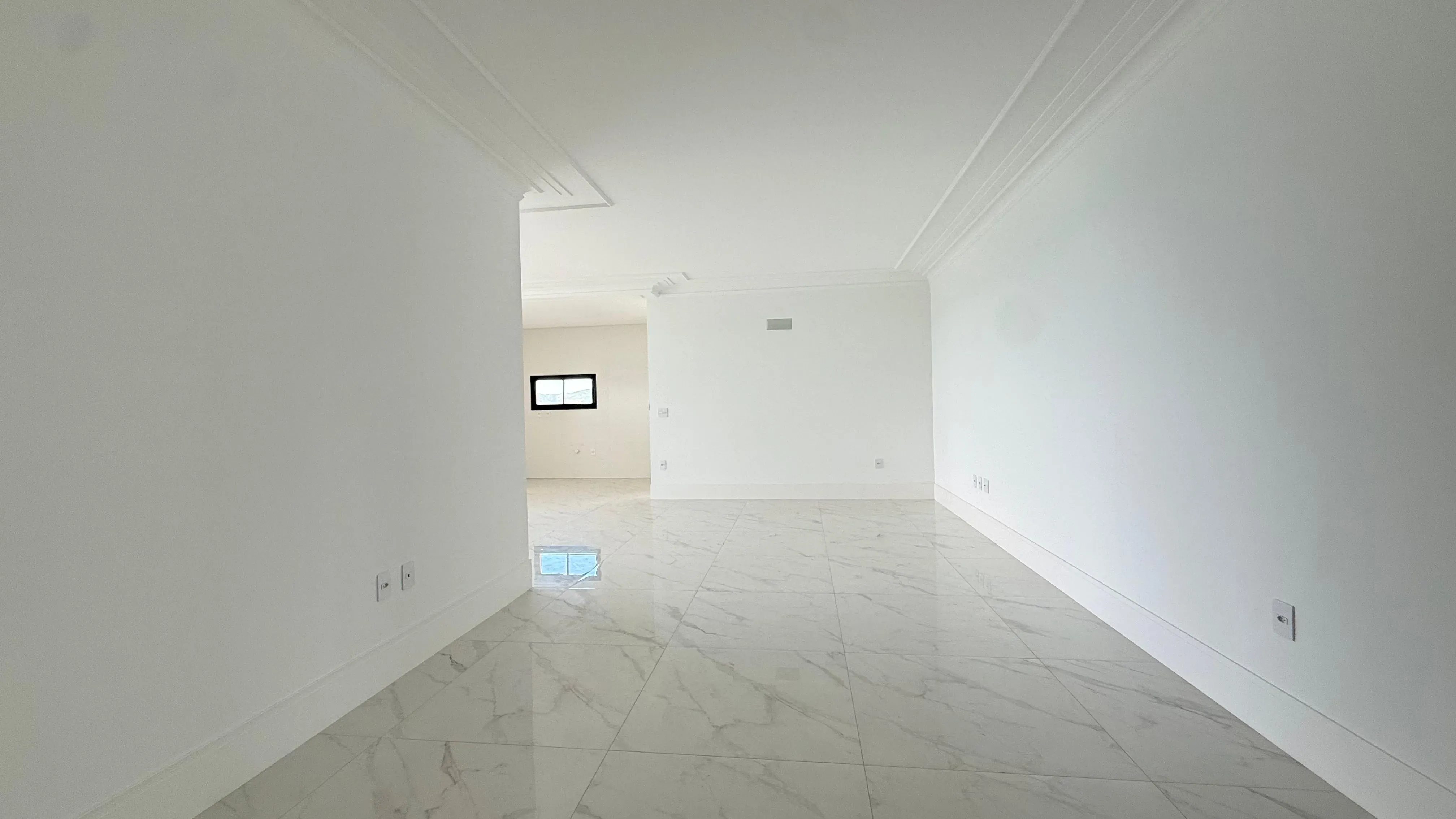 Apartamento frente mar com 4 dormitórios sendo 4 suítes e 3 vagas de garagem em Porto Belo/SC