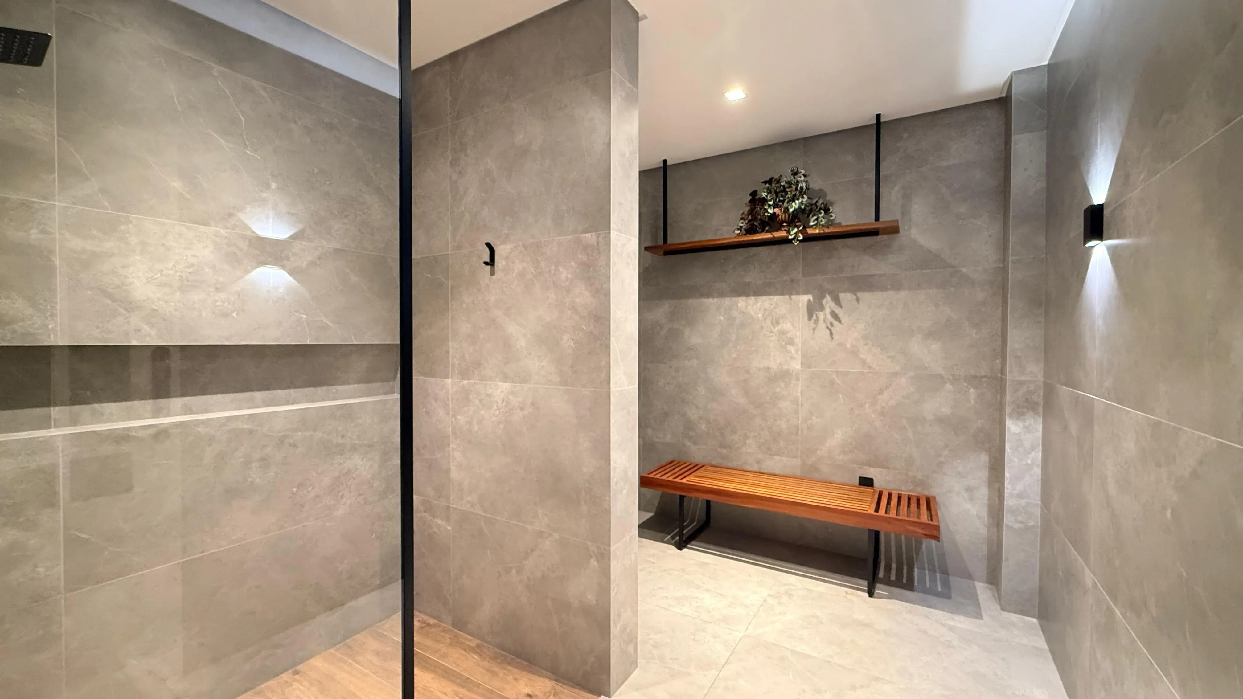 Apartamento frente mar com 4 dormitórios sendo 4 suítes e 3 vagas de garagem em Porto Belo/SC