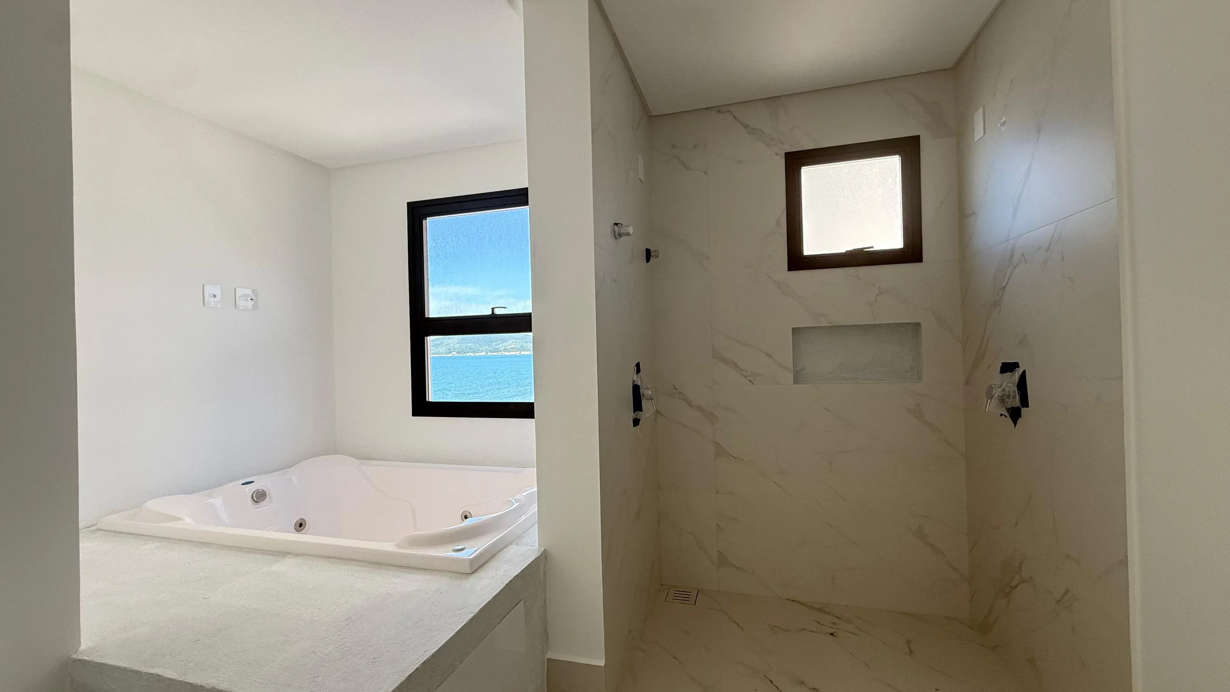 Apartamento frente mar com 4 dormitórios sendo 4 suítes e 3 vagas de garagem em Porto Belo/SC