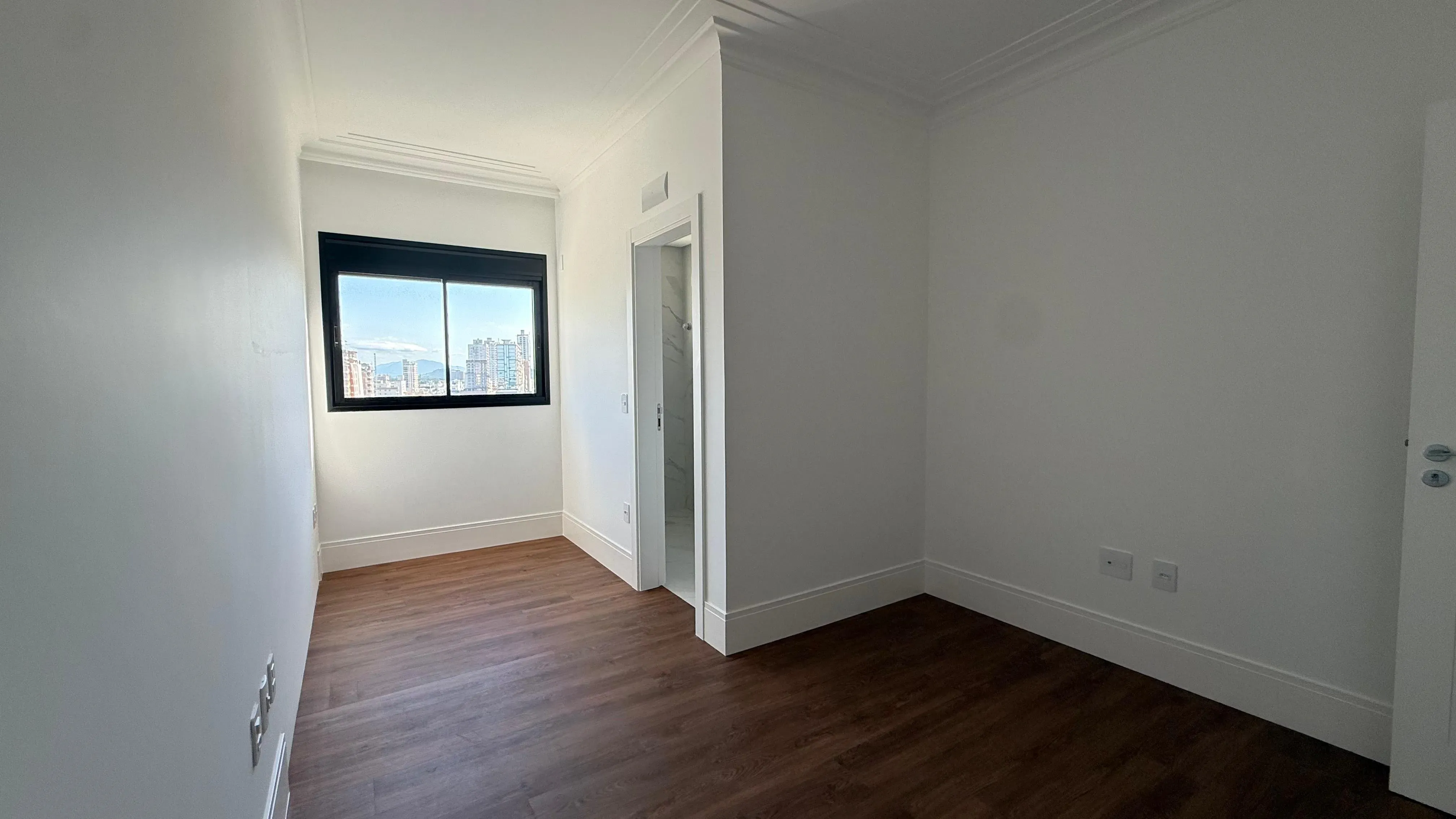 Apartamento frente mar com 4 dormitórios sendo 4 suítes e 3 vagas de garagem em Porto Belo/SC