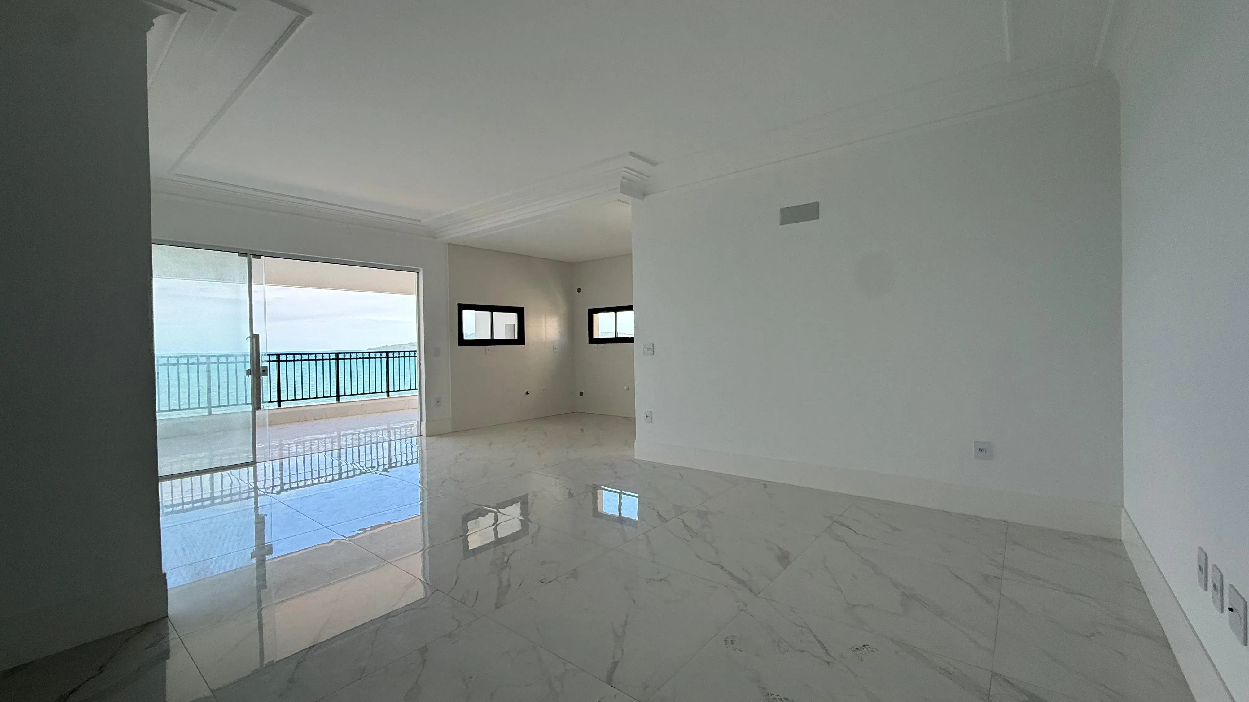 Apartamento frente mar com 4 dormitórios sendo 4 suítes e 3 vagas de garagem em Porto Belo/SC