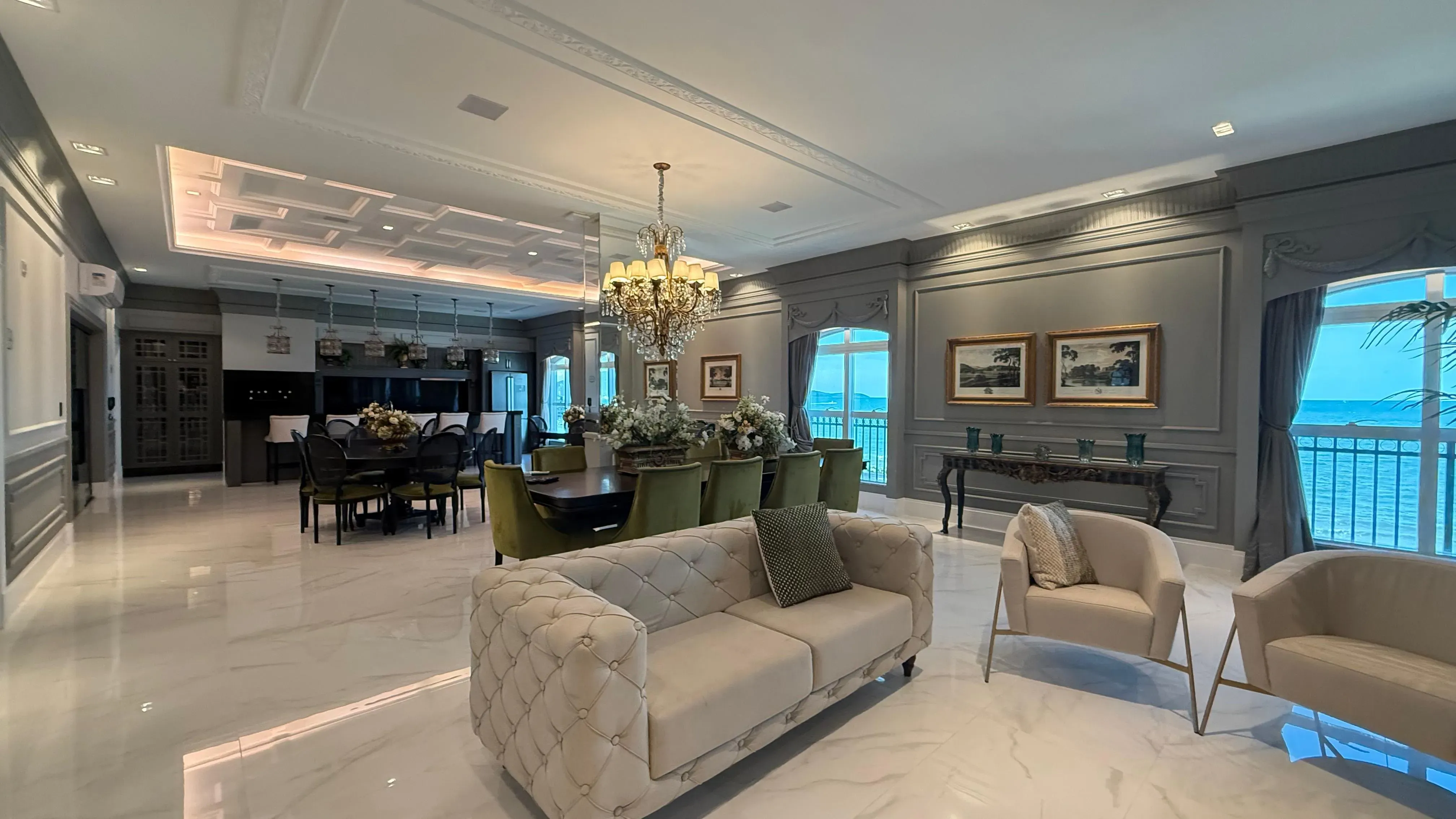 Apartamento frente mar com 4 dormitórios sendo 4 suítes e 3 vagas de garagem em Porto Belo/SC