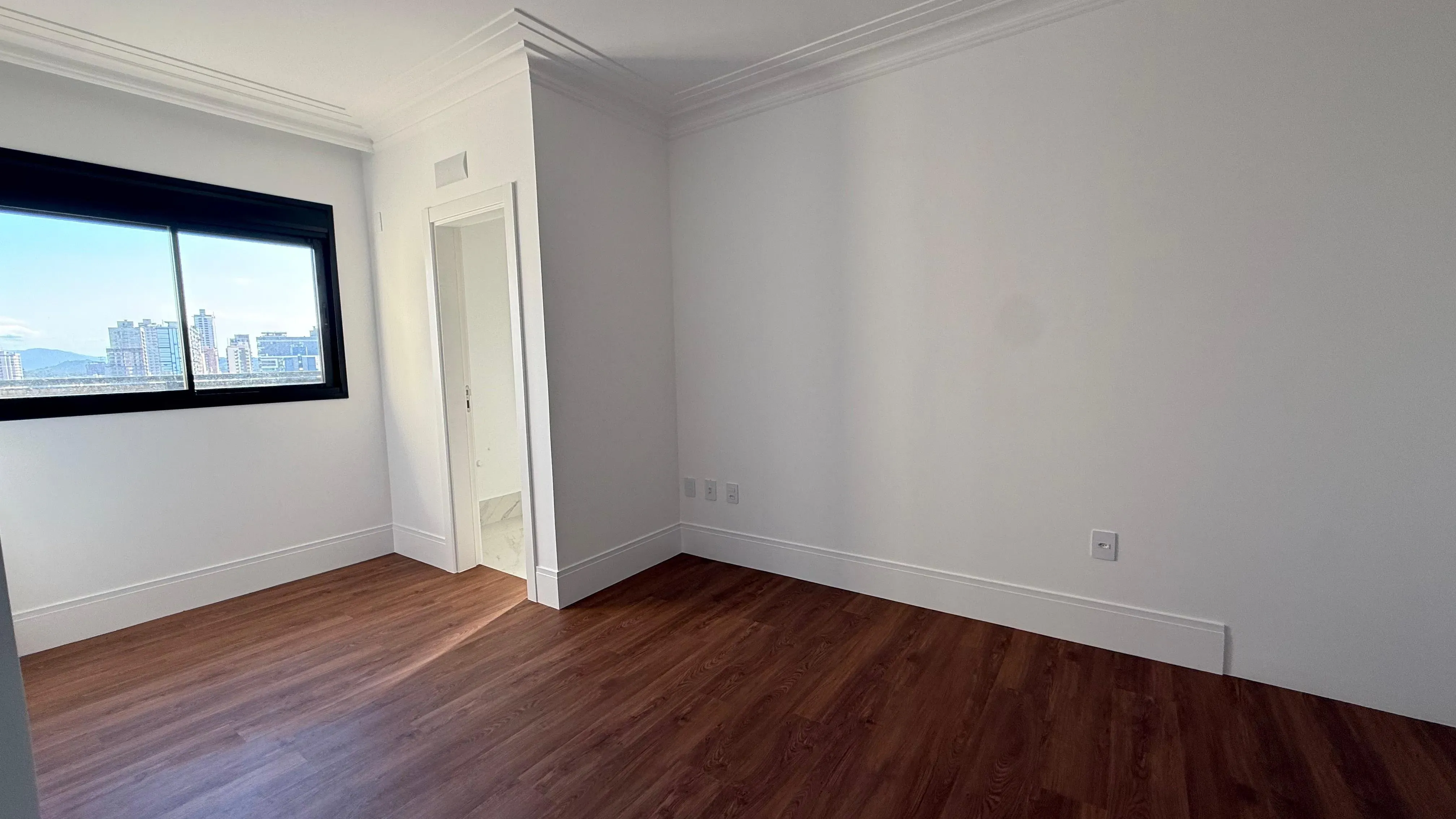 Apartamento frente mar com 4 dormitórios sendo 4 suítes e 3 vagas de garagem em Porto Belo/SC