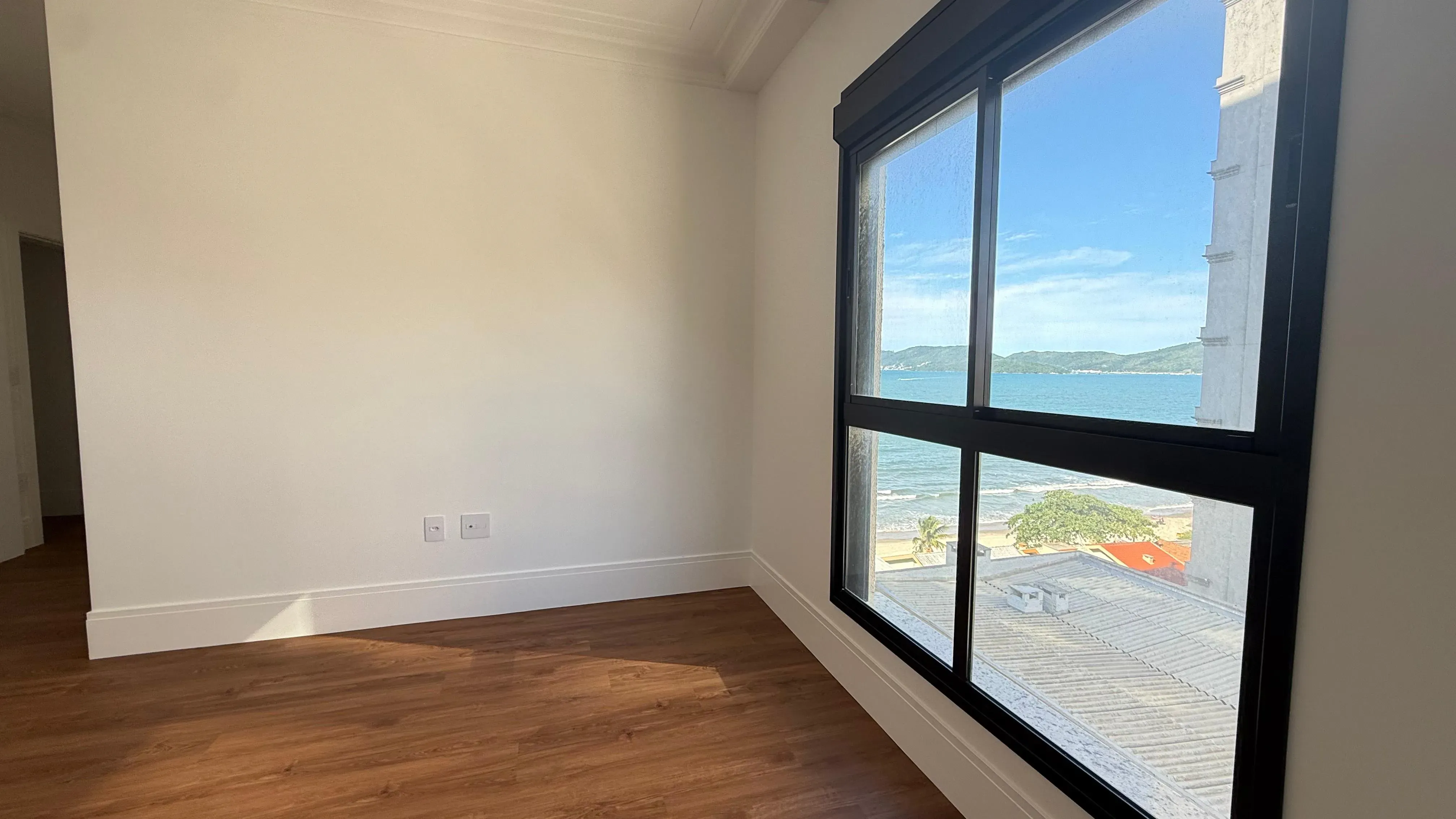 Apartamento frente mar com 4 dormitórios sendo 4 suítes e 3 vagas de garagem em Porto Belo/SC